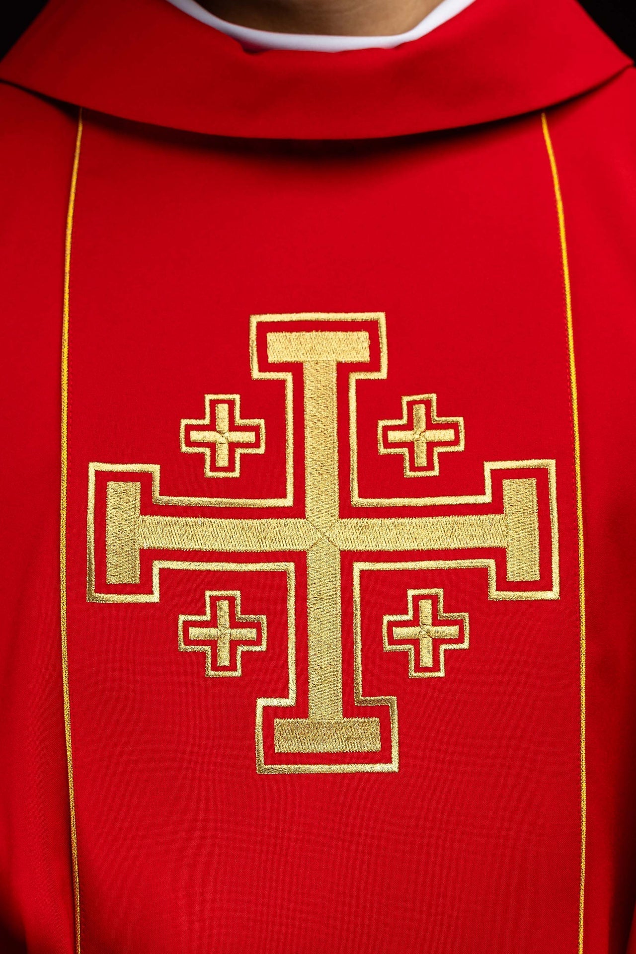 Ornat haftowany czerwony z pasem i krzyżami jerozolimskimi - alba.pl