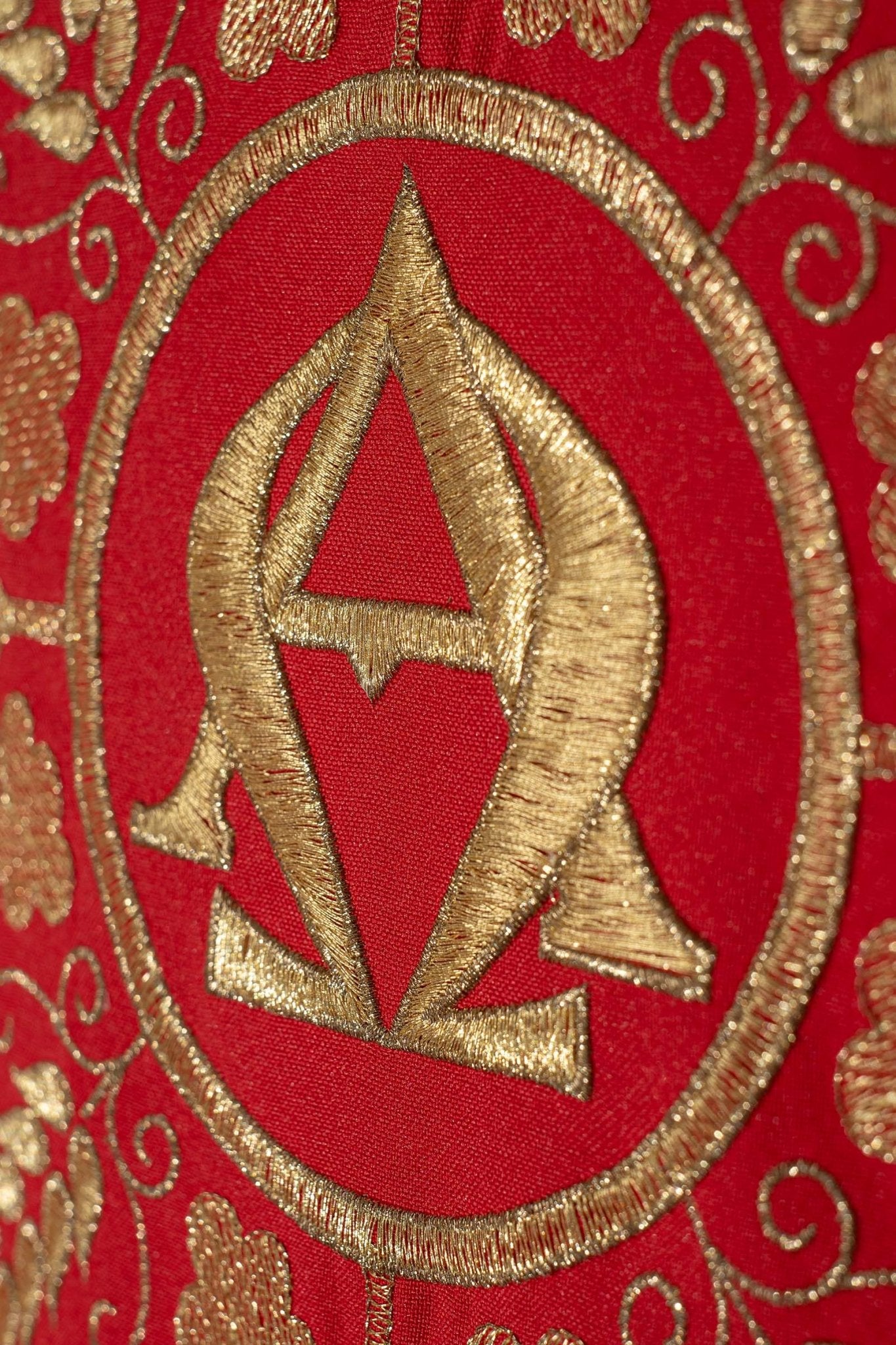 Ornat haftowany czerwony z symbolem Alfa i Omega oraz kłosami - alba.pl