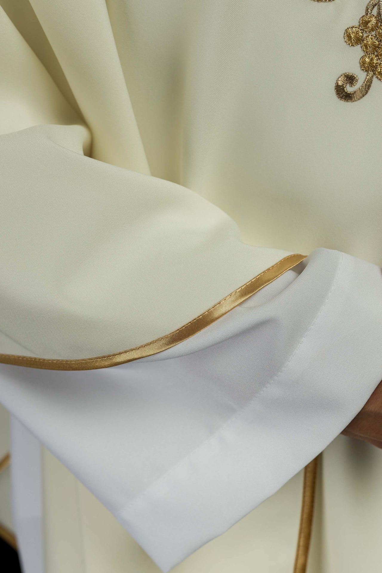 Ornat Haftowany Krzyż z Kołnierzem Ecru - Liturgiczny Elegancja - alba.pl