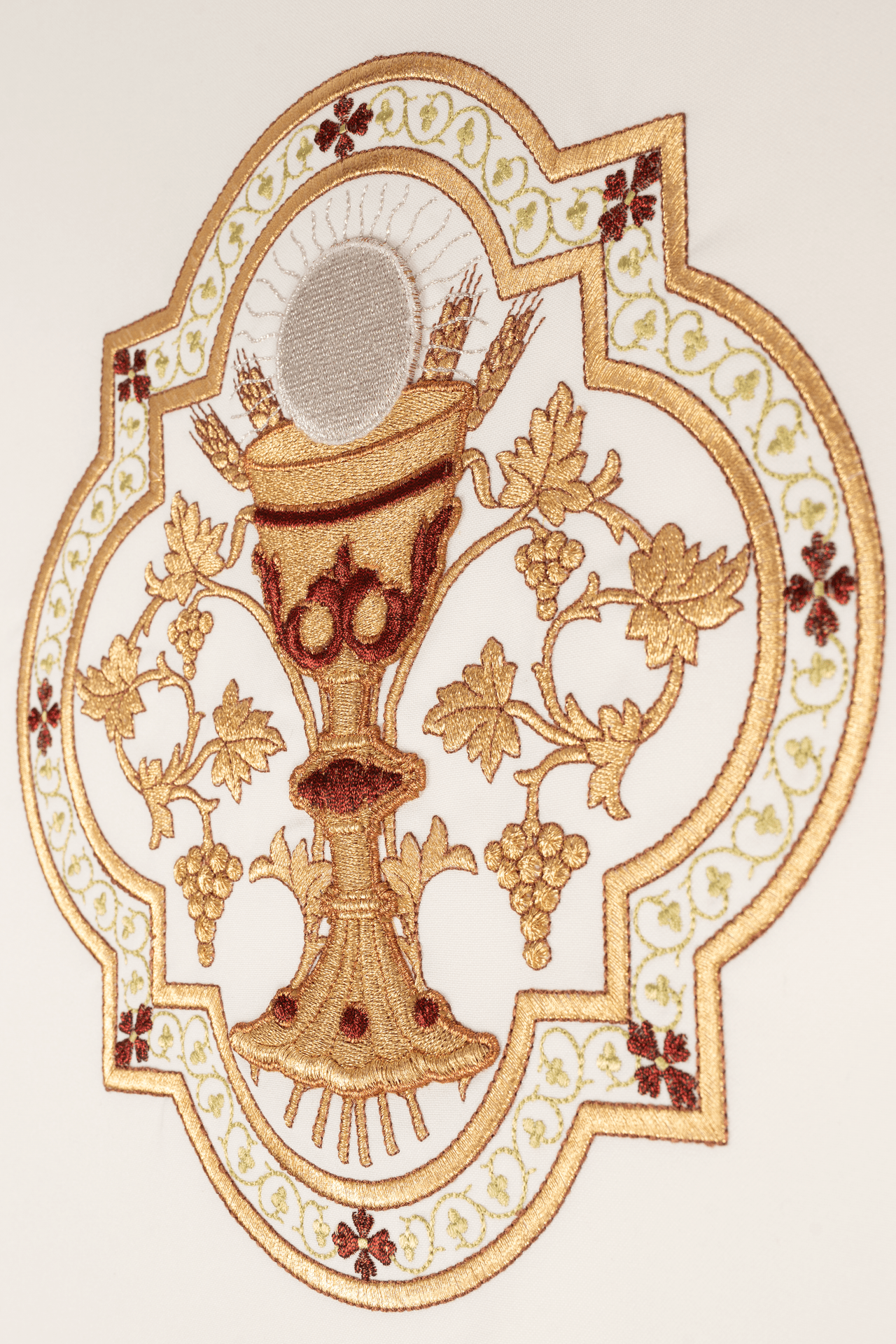 Ornat haftowany z motywem Kielicha eucharystycznego i IHS - alba.pl