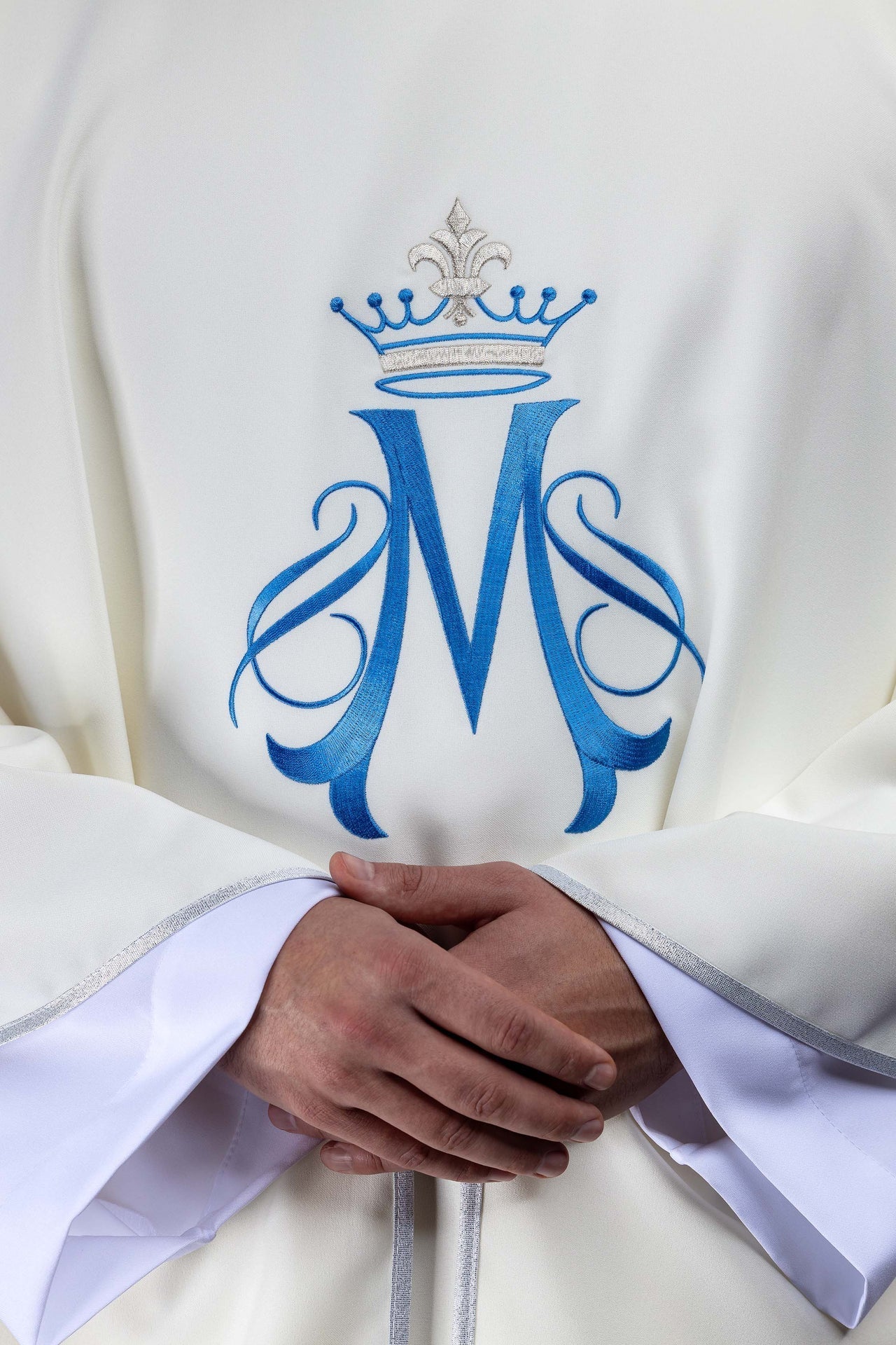 Ornat haftowany z motywem maryjnym ecru - alba.pl