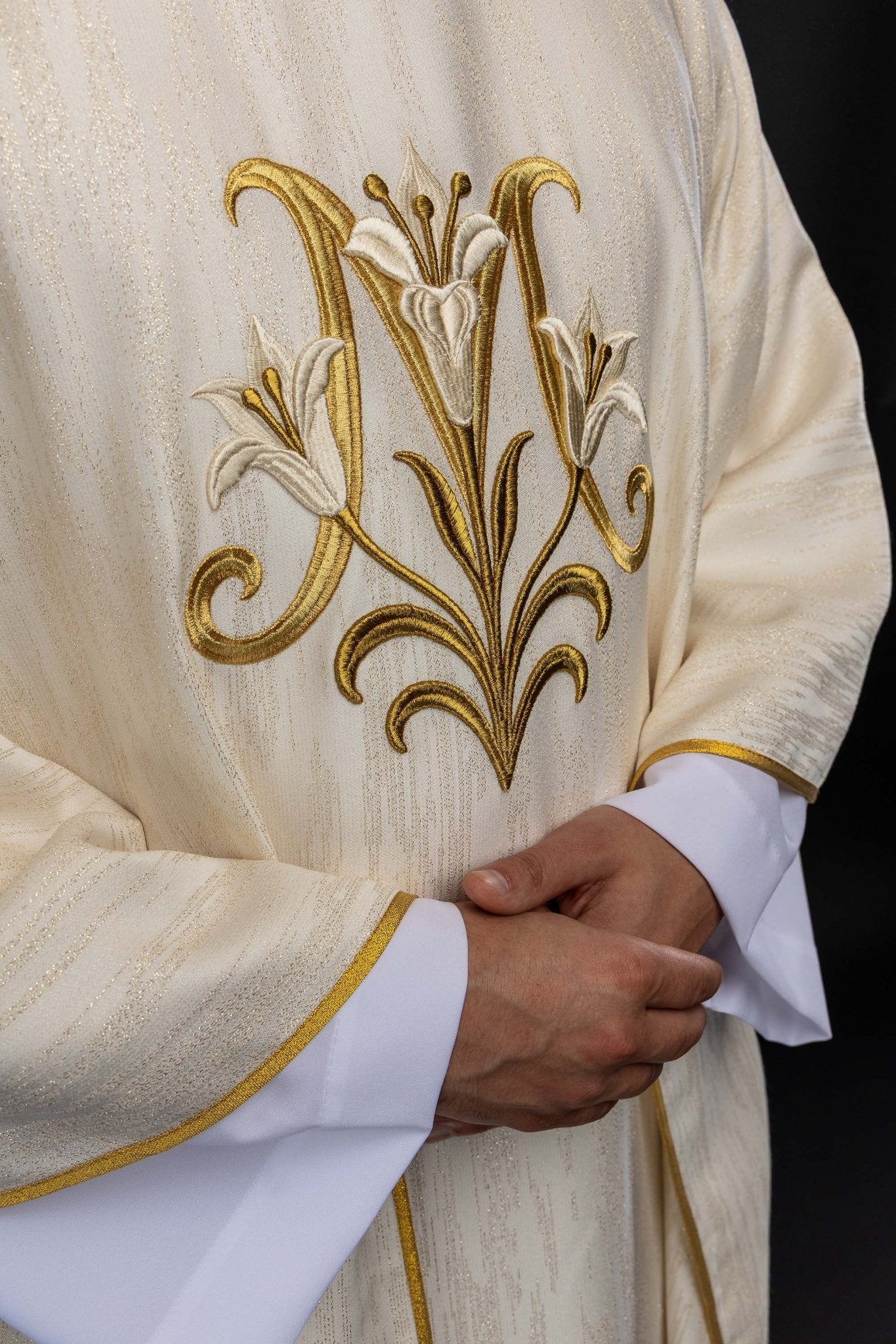 Ornat haftowany z motywem Maryjnym ecru - alba.pl
