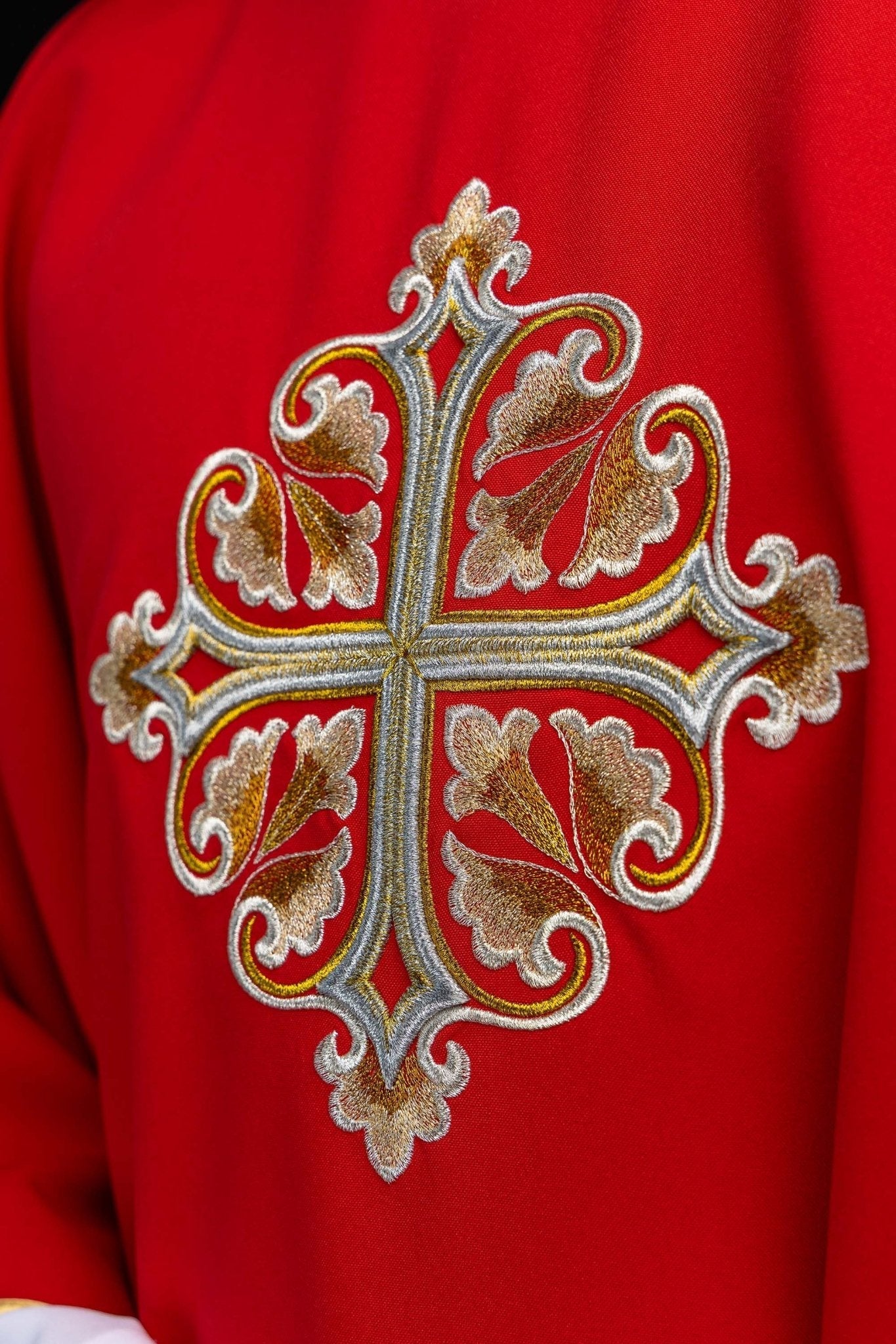 Ornat haftowany z ozdobionym krzyżem i szerokim kołnierzem czerwony - alba.pl
