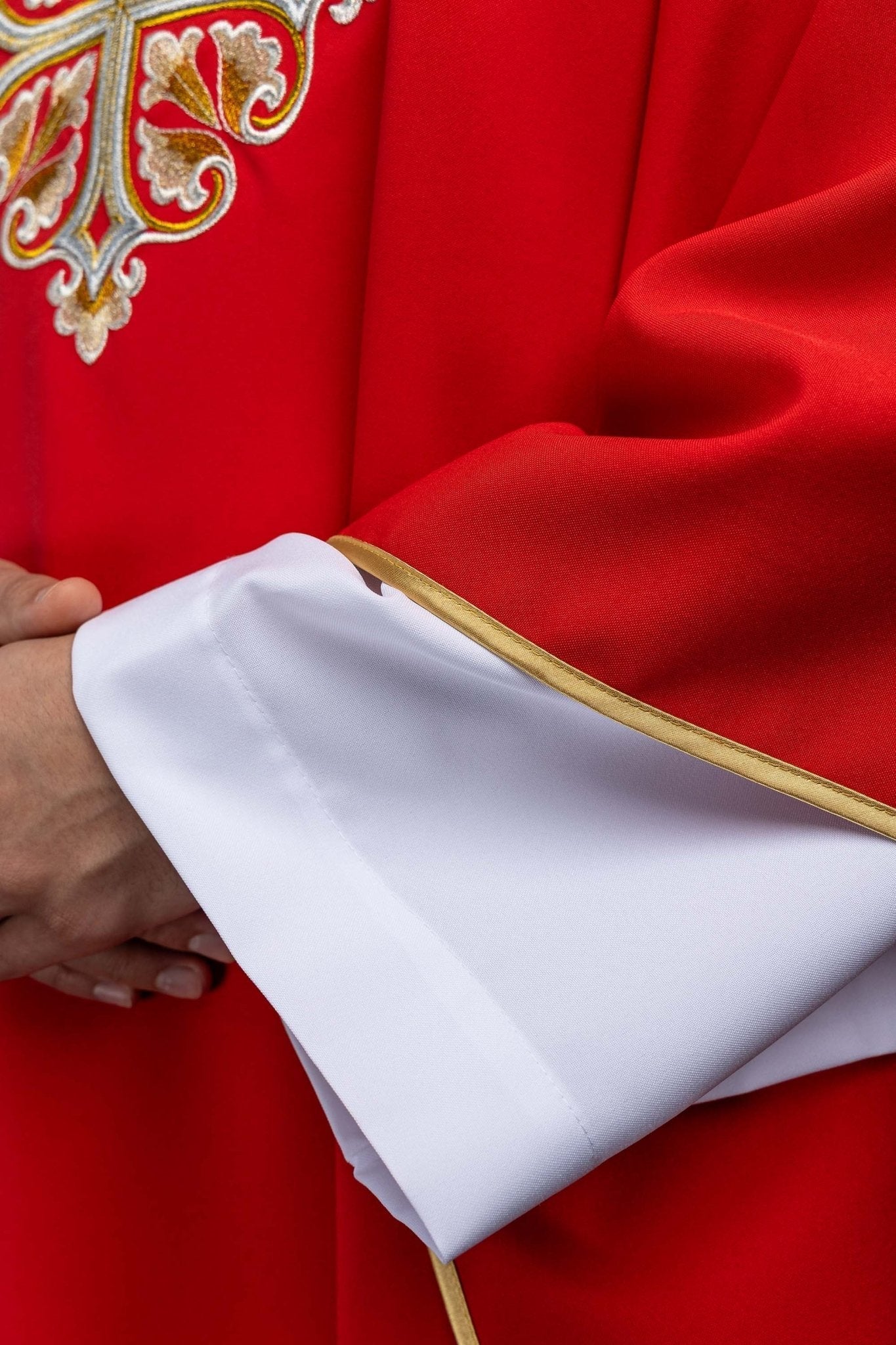 Ornat haftowany z ozdobionym krzyżem i szerokim kołnierzem czerwony - alba.pl