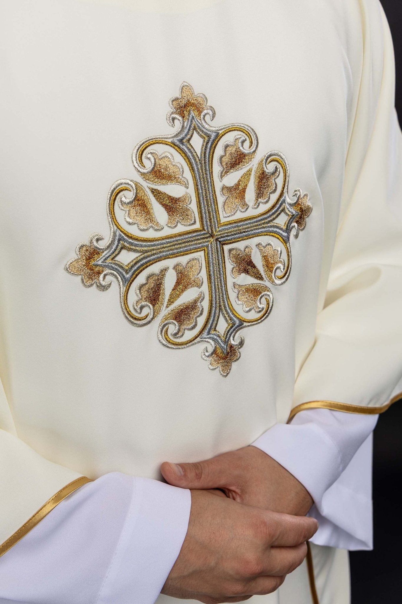 Ornat haftowany z ozdobionym krzyżem i szerokim kołnierzem ecru - alba.pl