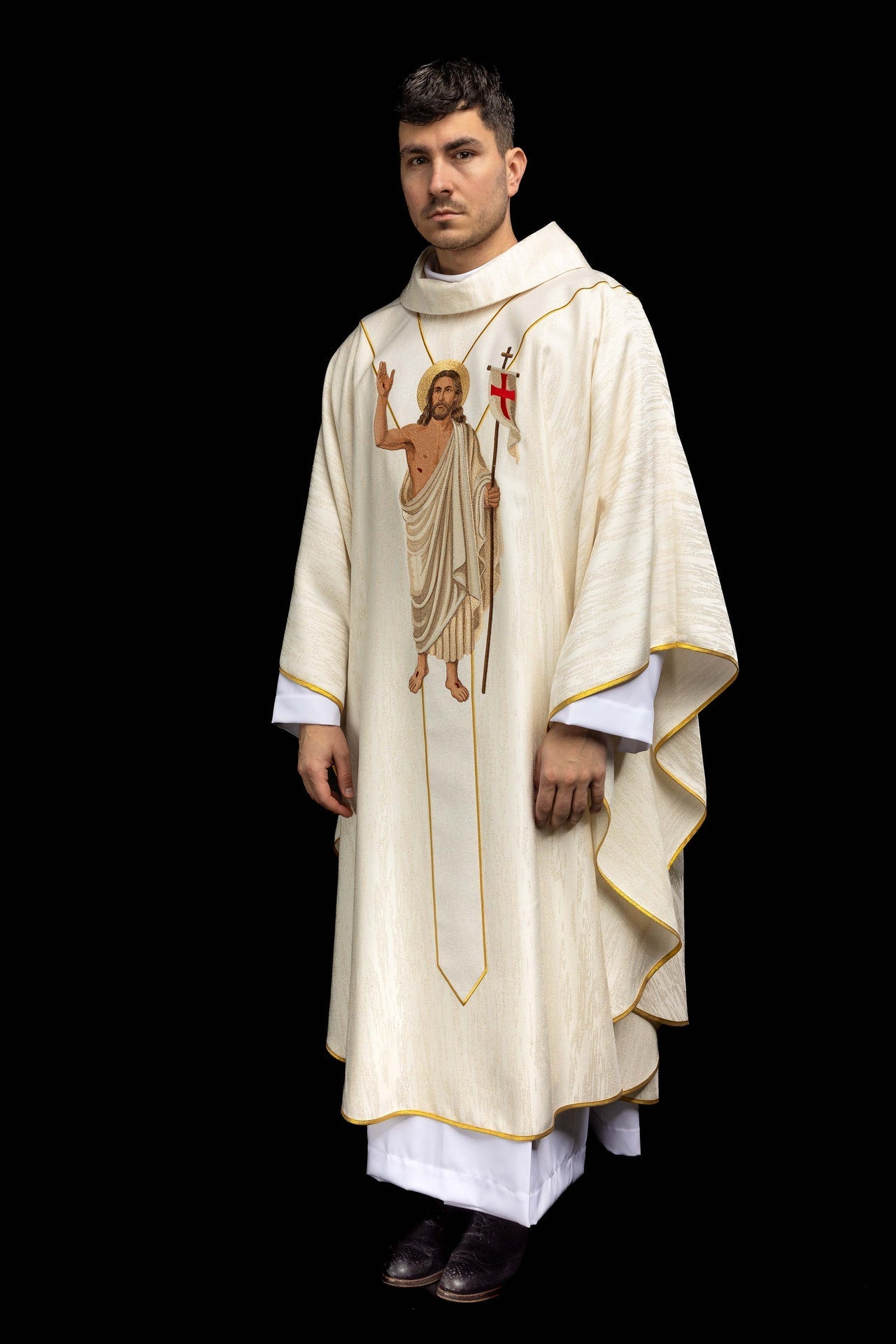Ornat haftowany z wizerunkiem Jezusa Zmartwychwstałego i Baranka Wielkanocnego - alba.pl