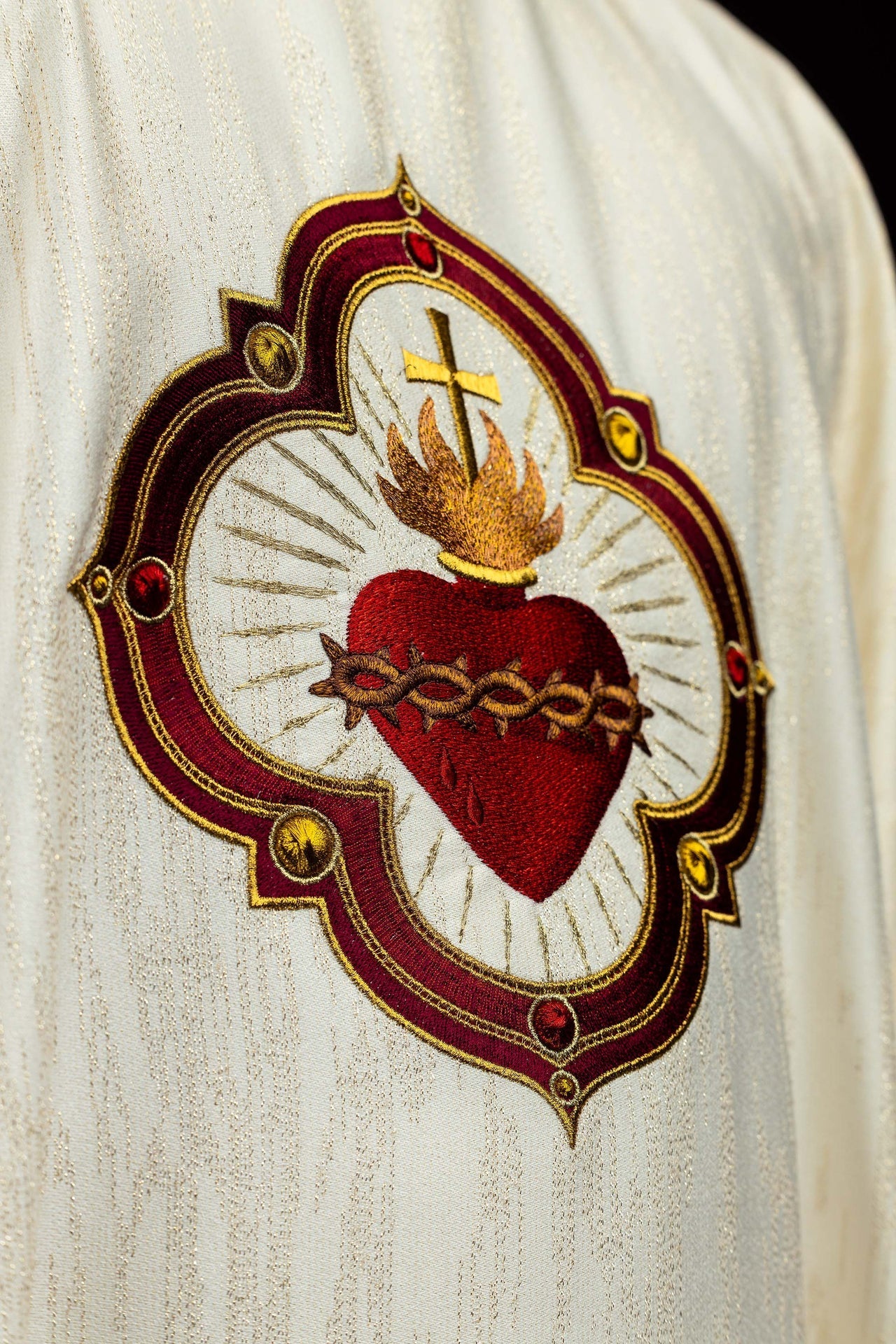 Ornat haftowany z wizerunkiem Serca Pana Jezusa i Kielicha eucharystycznego - alba.pl