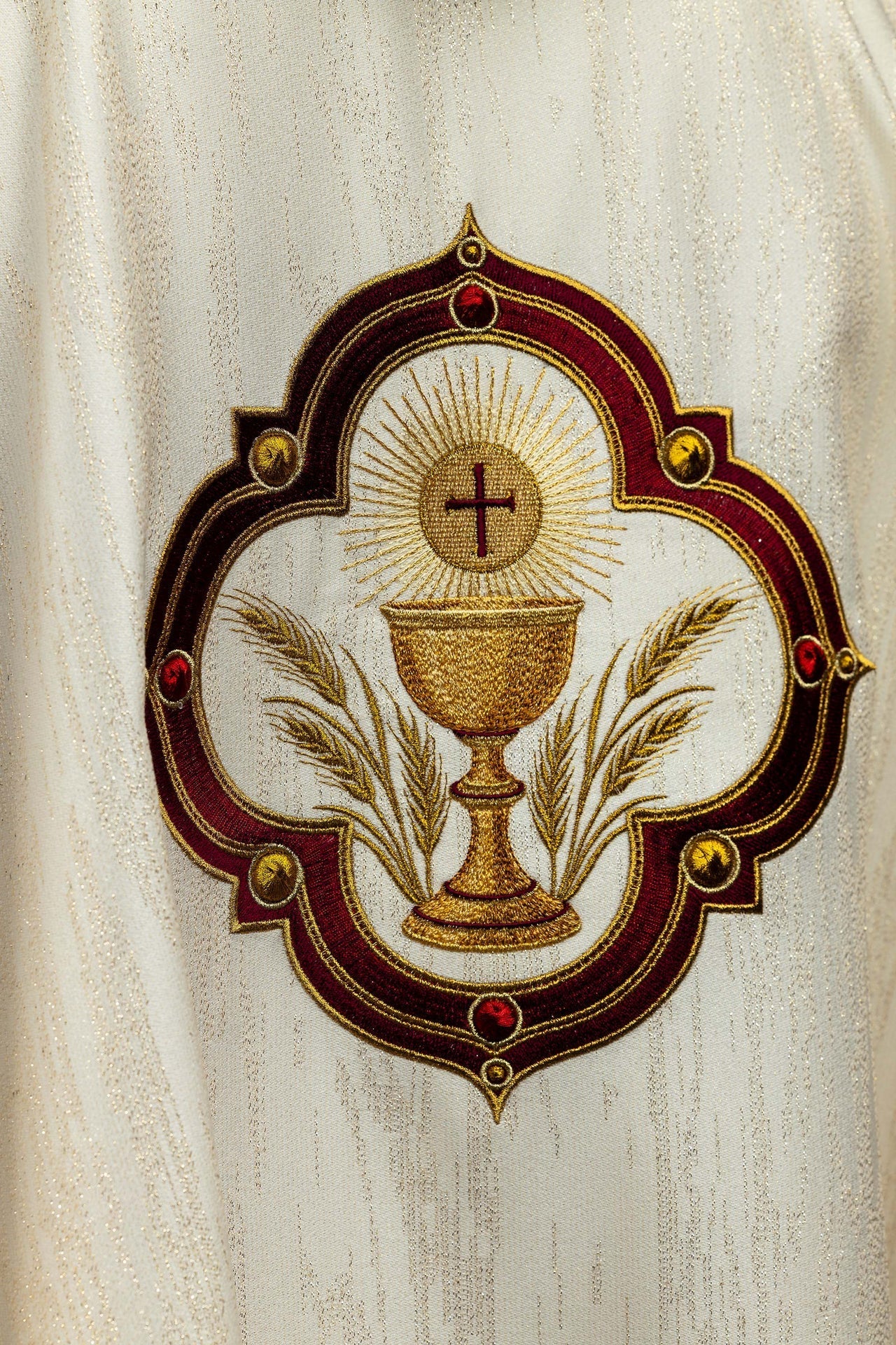 Ornat haftowany z wizerunkiem Serca Pana Jezusa i Kielicha eucharystycznego - alba.pl