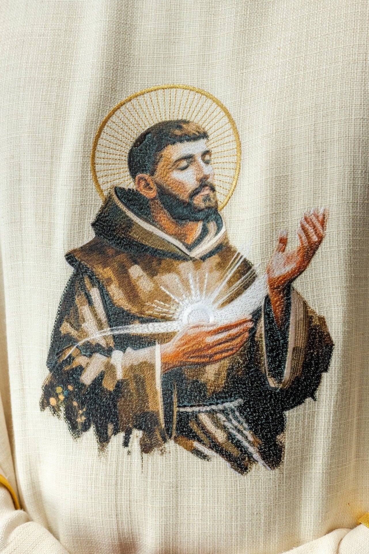 Ornat haftowany z wizerunkiem Świętego Franciszka - alba.pl