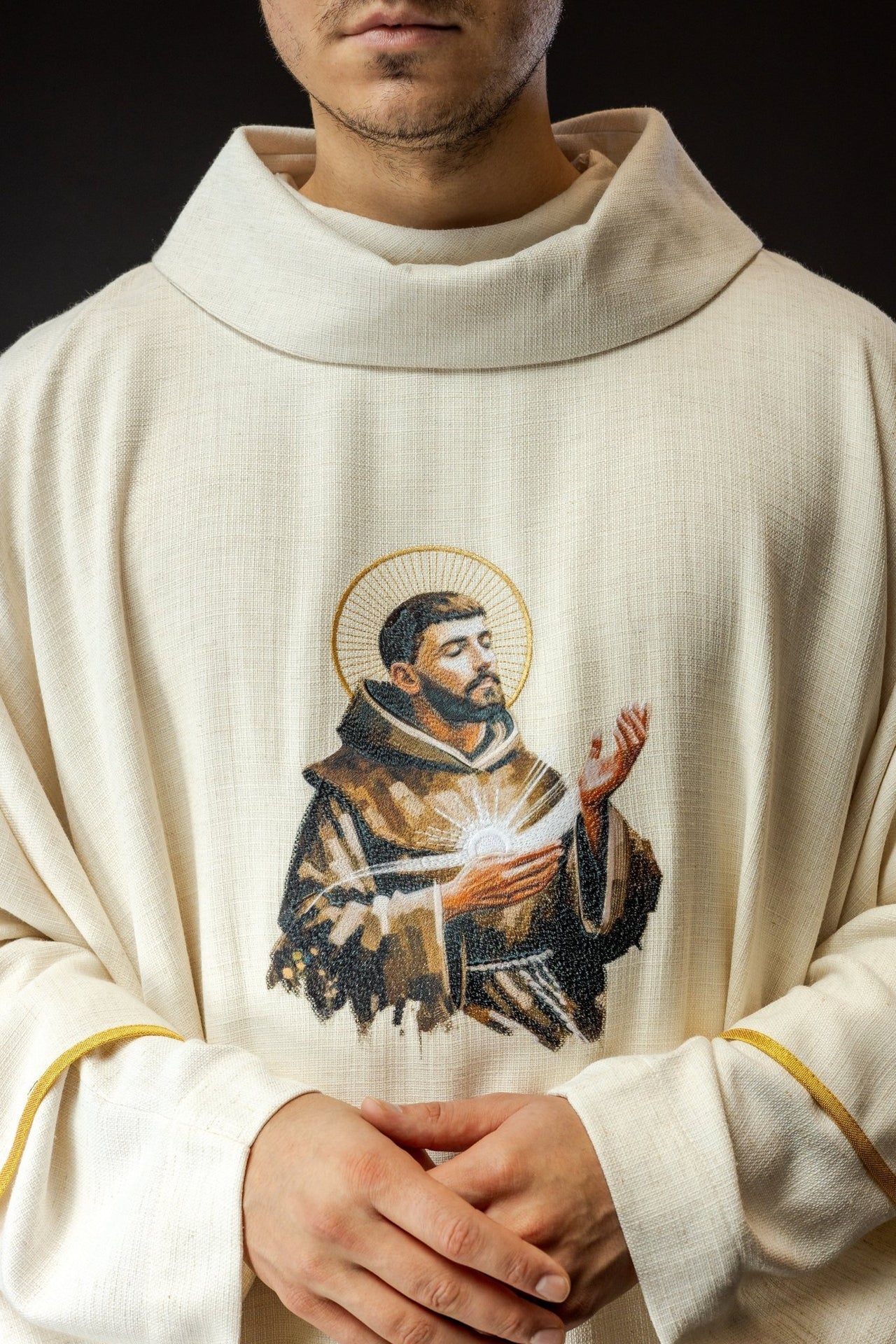 Ornat haftowany z wizerunkiem Świętego Franciszka - alba.pl