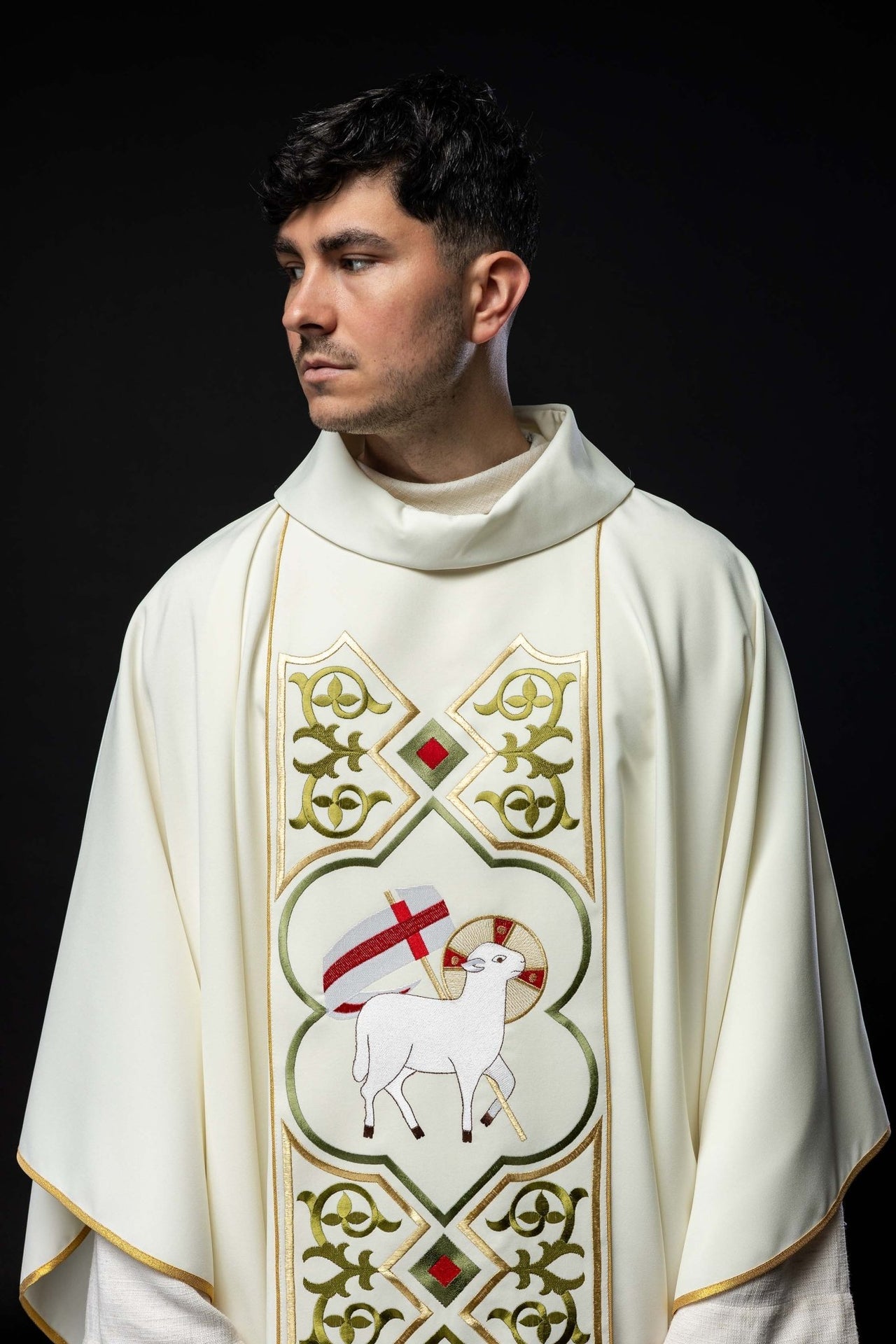 Ornat haftowany ze wzorem baranka w kolorze ecru