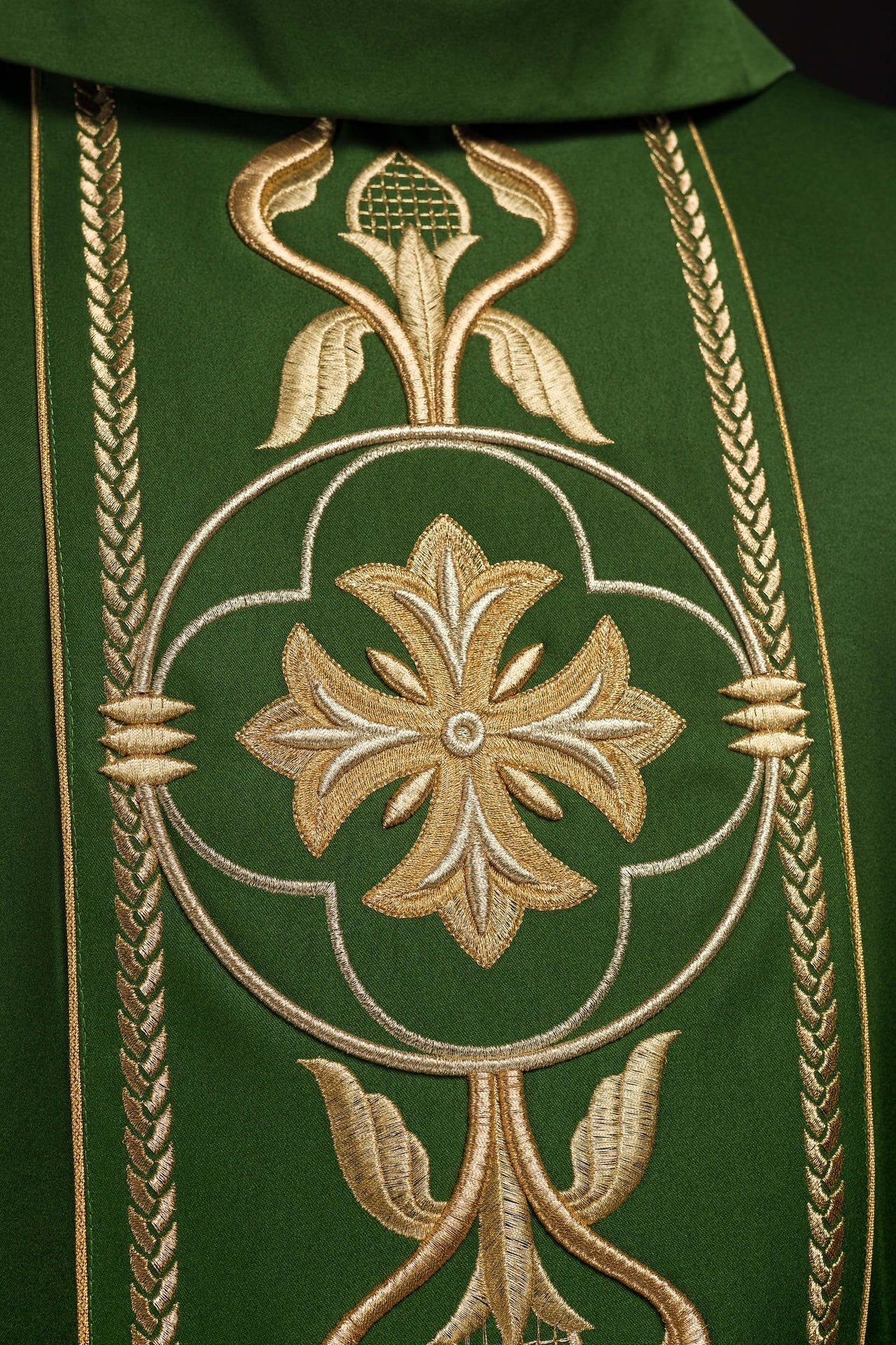 Ornat Haftowany Zielony z Rozetą Eucharystyczną Złota Nicią - alba.pl