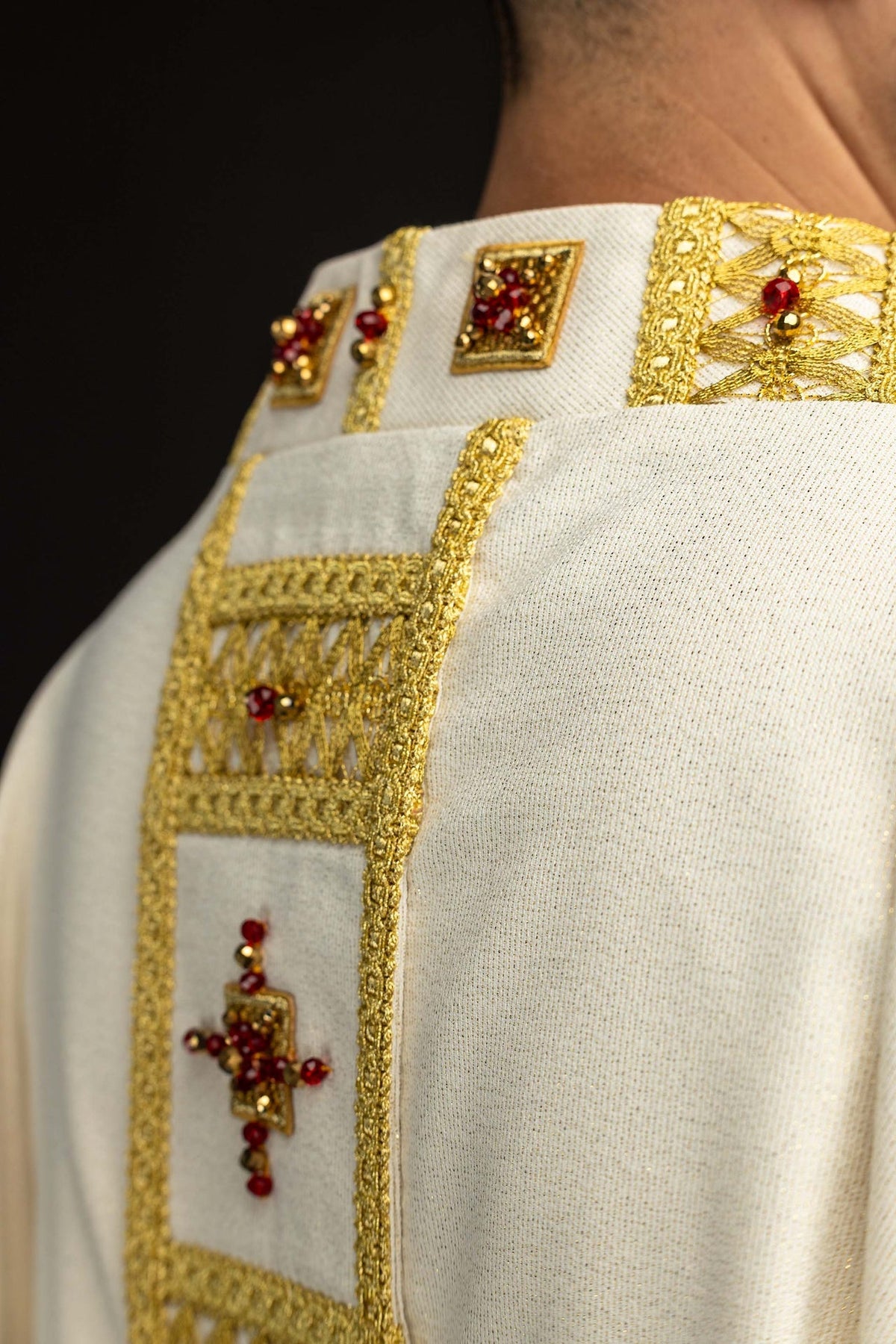 Ornat Handmade z naturalnymi kamieniami – detal złotej taśmy i ozdób z kamieniami
