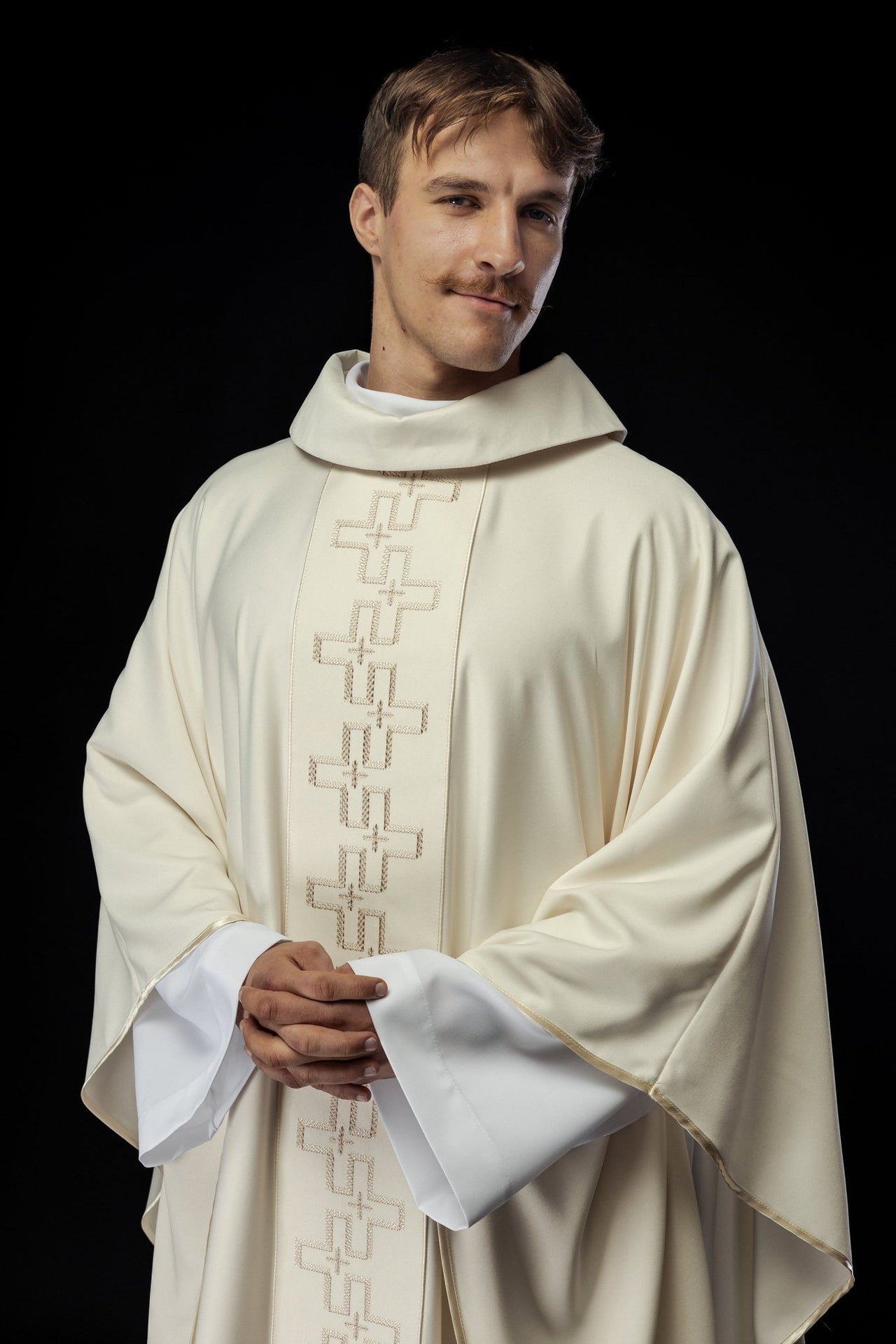 Ornat Kapłański Ecru z Haftem Krzyży - Elegancki Strój Liturgiczny - alba.pl