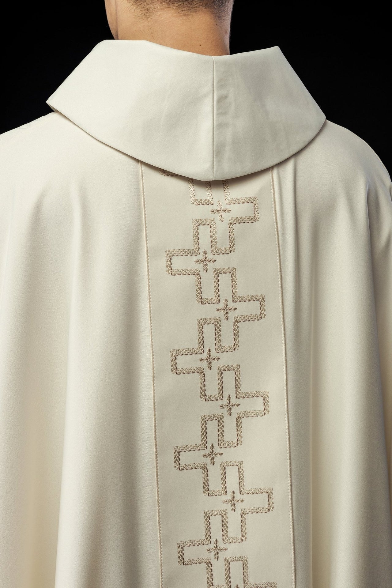 Ornat Kapłański Ecru z Haftem Krzyży - Elegancki Strój Liturgiczny - alba.pl