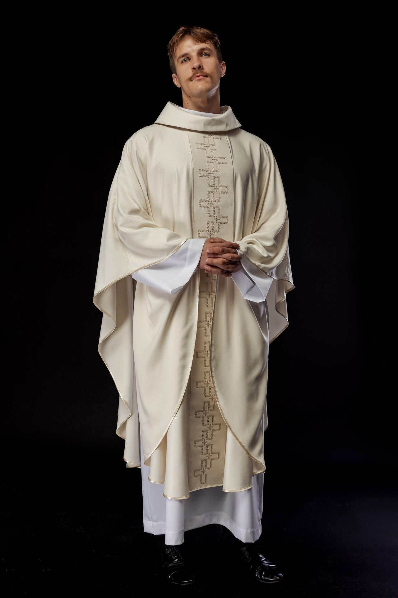 Ornat Kapłański Ecru z Haftem Krzyży - Elegancki Strój Liturgiczny - alba.pl
