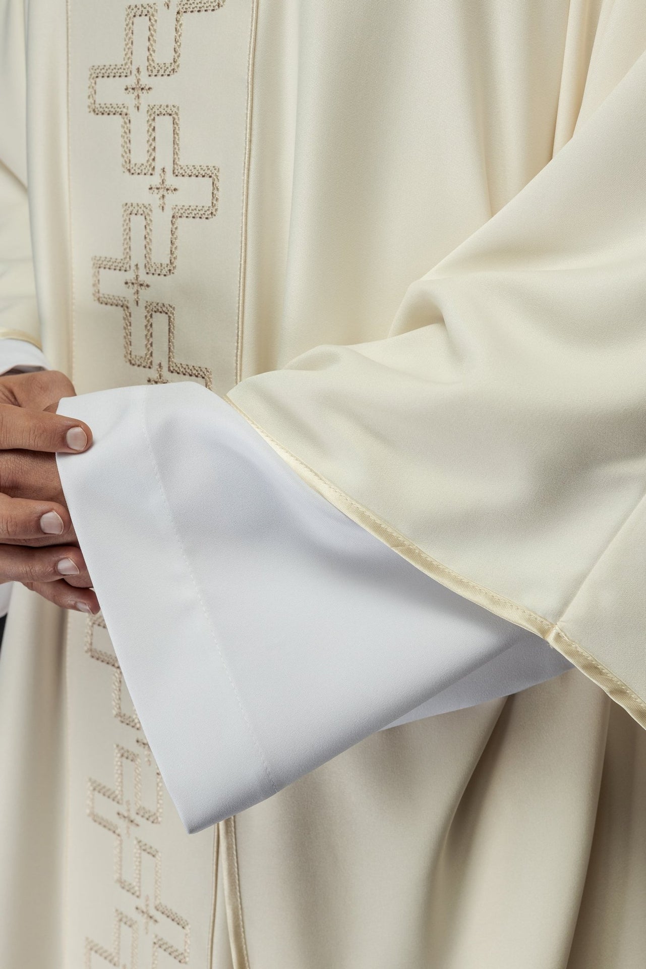 Ornat Kapłański Ecru z Haftem Krzyży - Elegancki Strój Liturgiczny - alba.pl