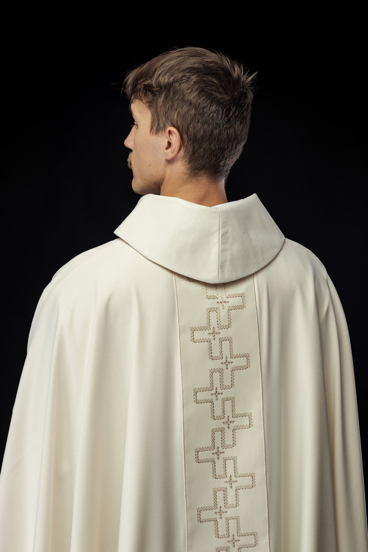 Ornat Kapłański Ecru z Haftem Krzyży - Elegancki Strój Liturgiczny - alba.pl