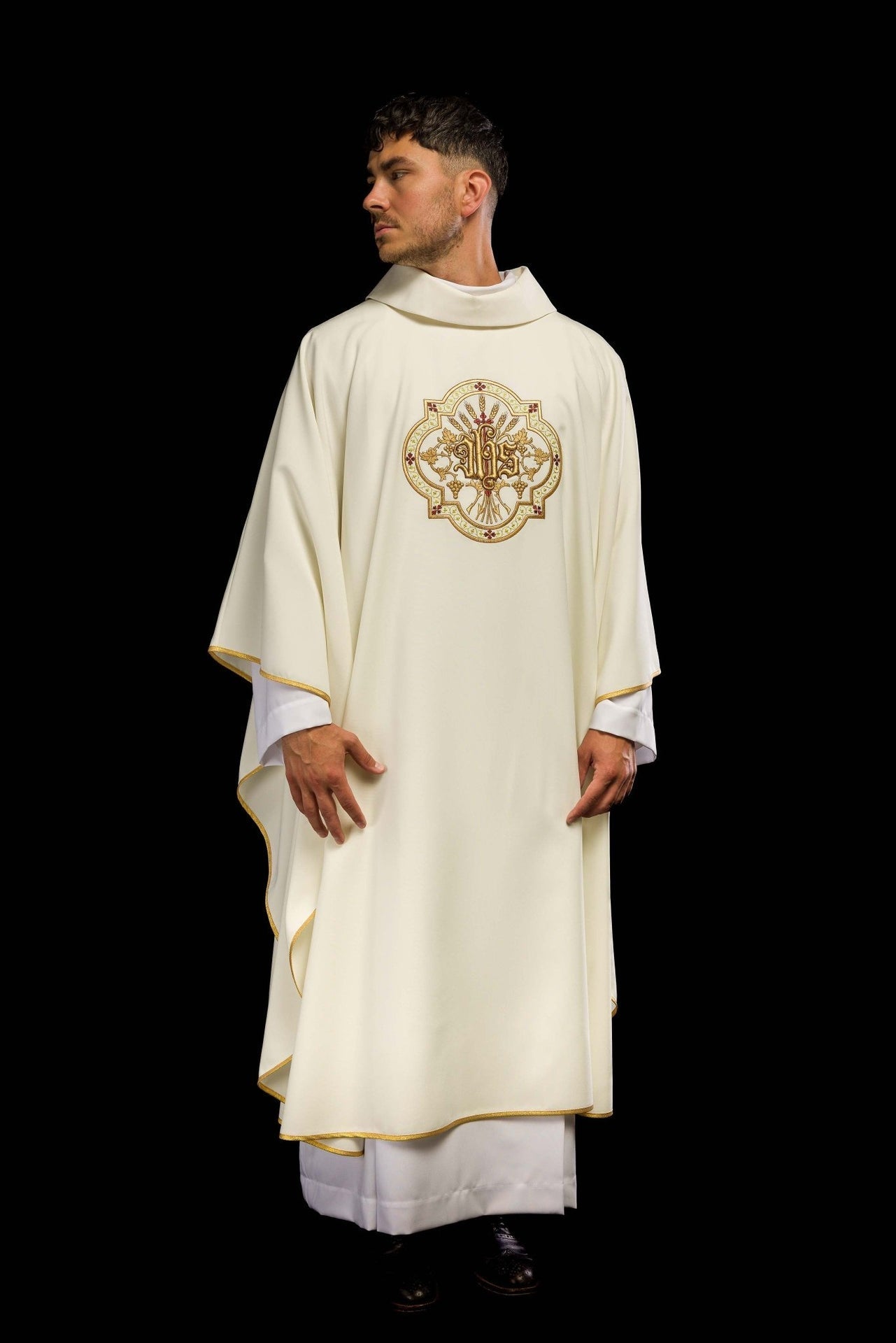 Ornat Kremowy Haftowany IHS i PAX - Elegancka Szata Liturgiczna - alba.pl
