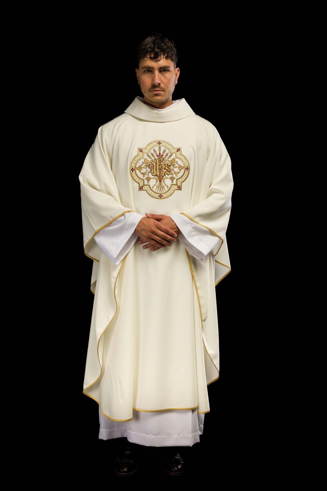 Ornat Kremowy Haftowany IHS i PAX - Elegancka Szata Liturgiczna - alba.pl