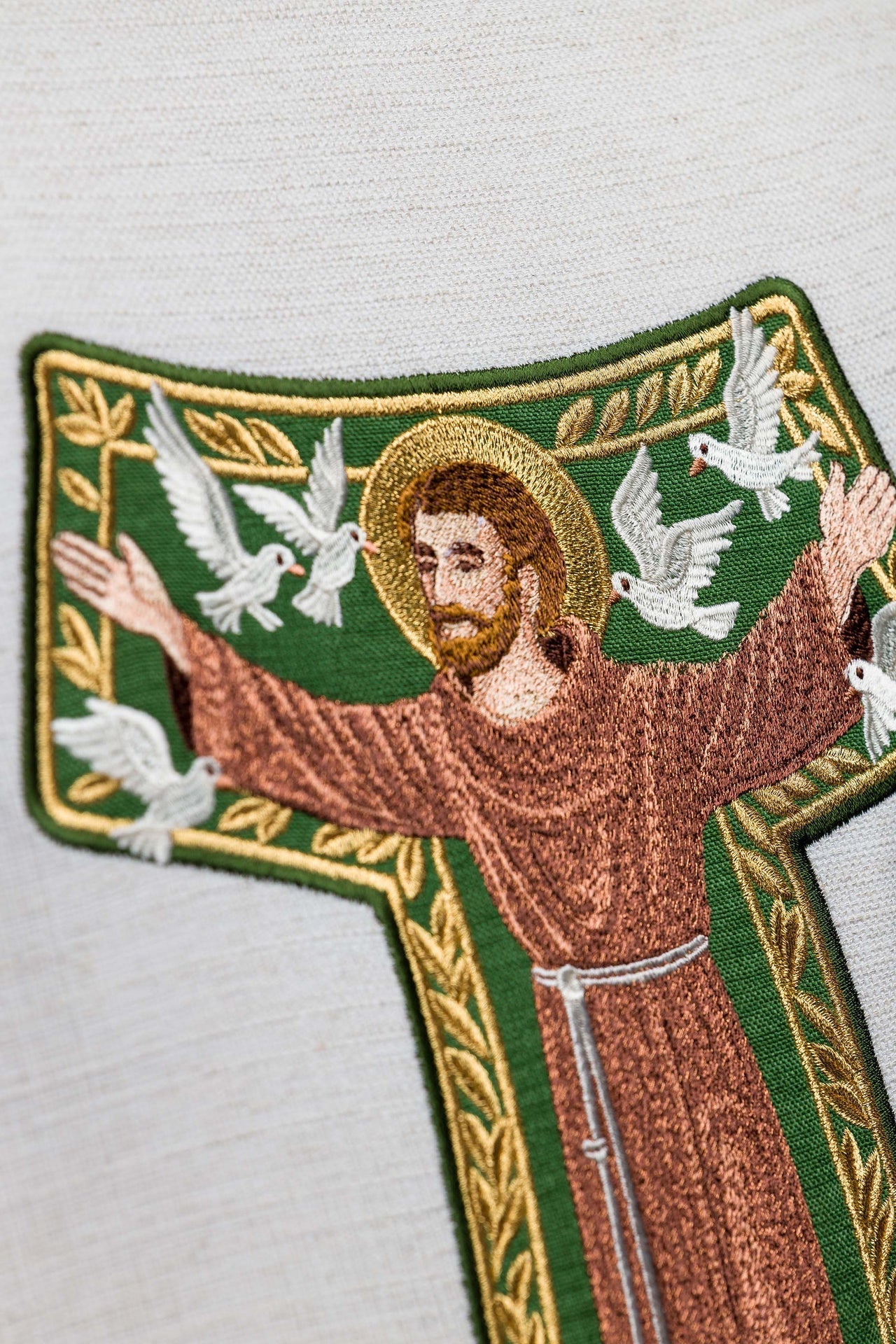 Ornat Kremowy z Haftem Świętego Franciszka - Motywy Franciszkańskie - alba.pl