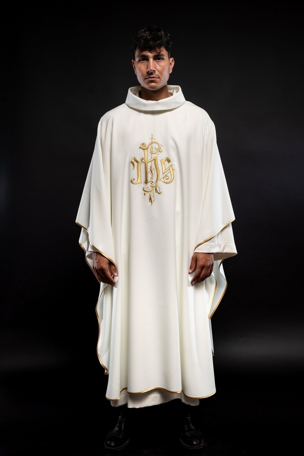 Ornat Kremowy ze Złotym Haftem IHS - Elegancki Strój Liturgiczny - alba.pl
