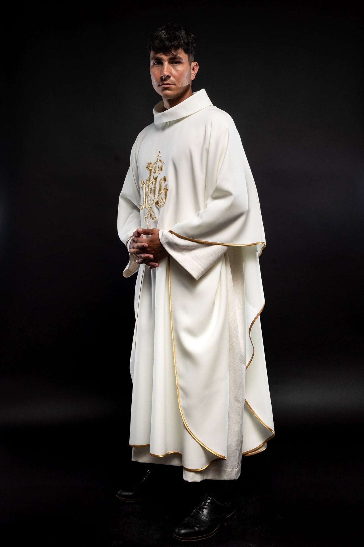Ornat Kremowy ze Złotym Haftem IHS - Elegancki Strój Liturgiczny - alba.pl