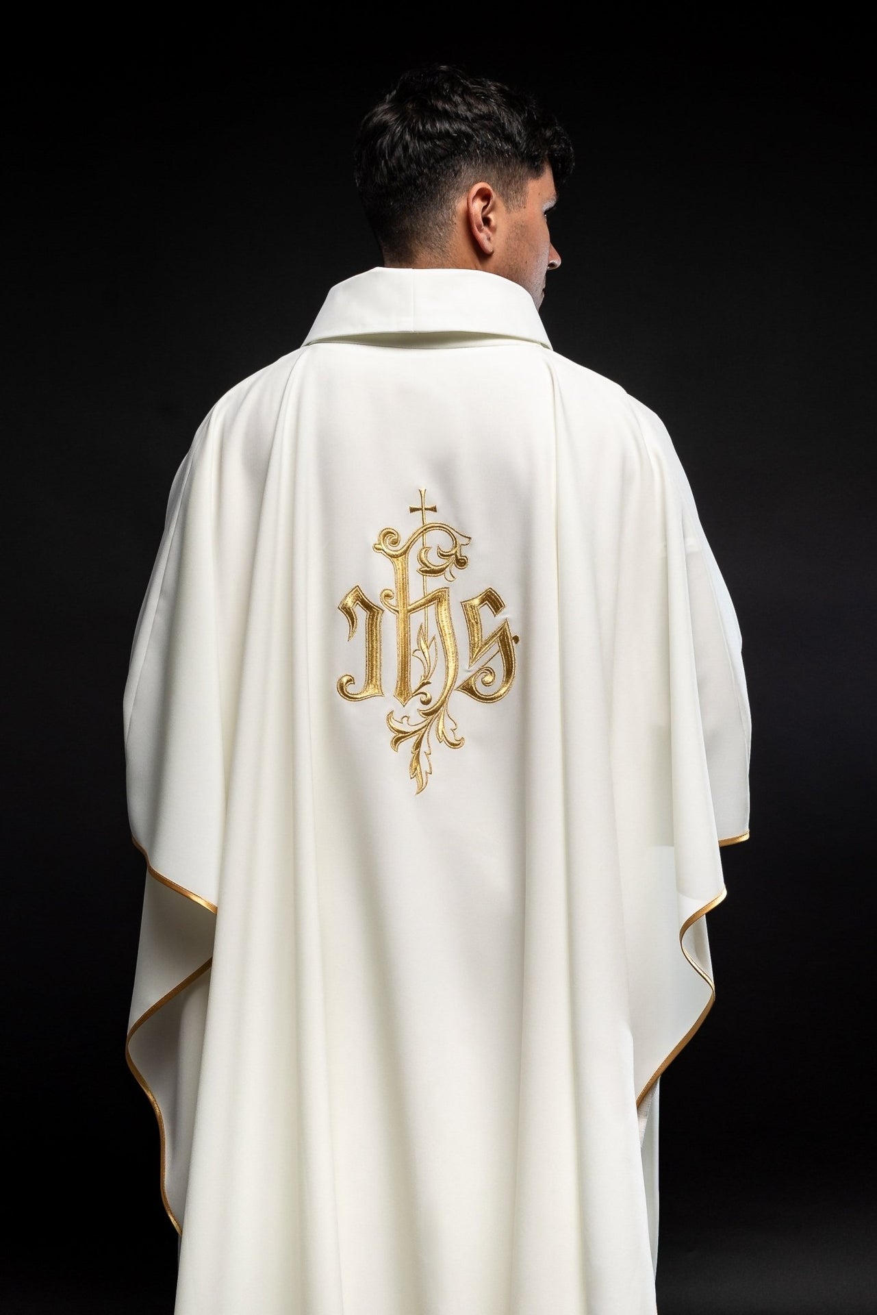 Ornat Kremowy ze Złotym Haftem IHS - Elegancki Strój Liturgiczny - alba.pl