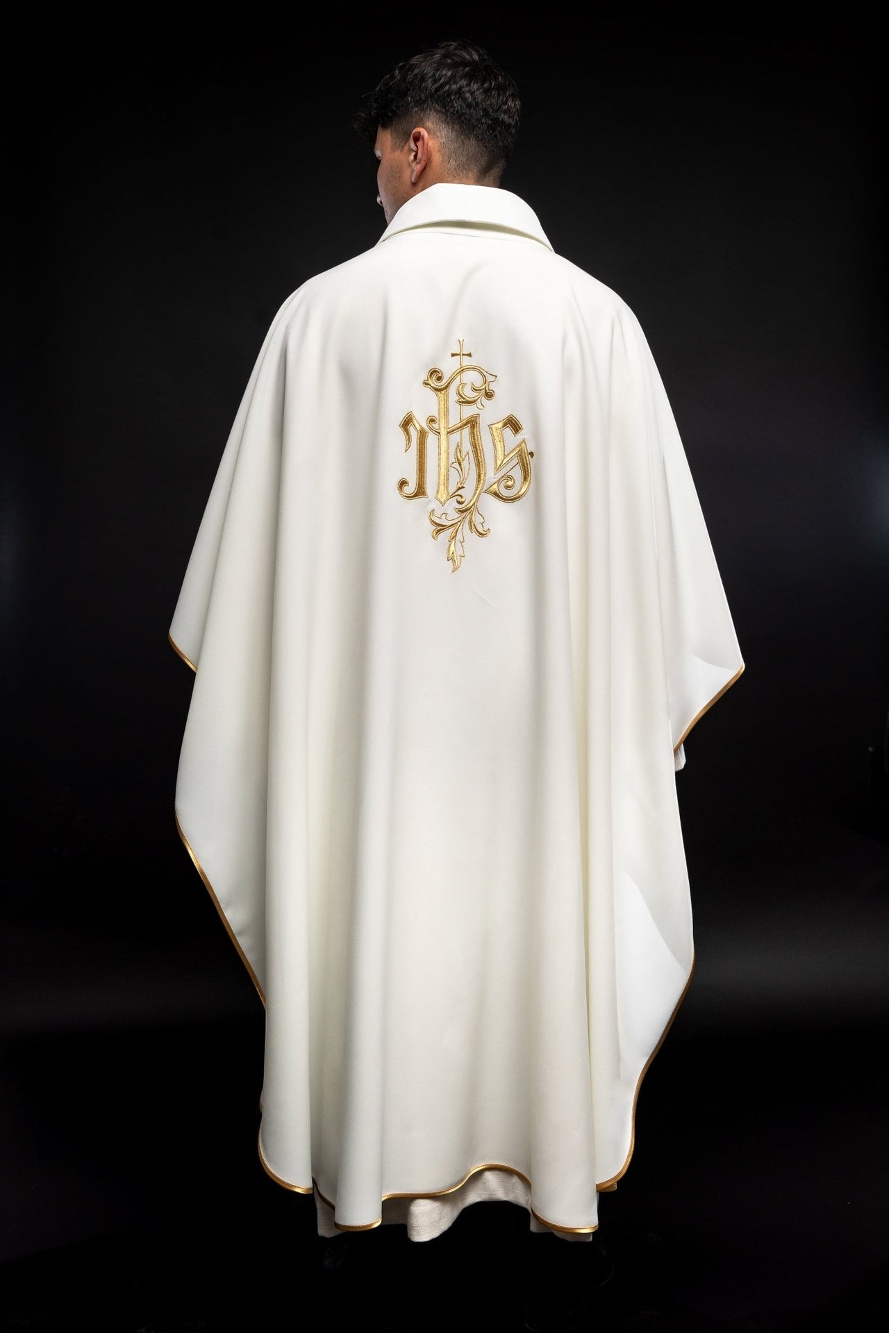 Ornat Kremowy ze Złotym Haftem IHS - Elegancki Strój Liturgiczny - alba.pl