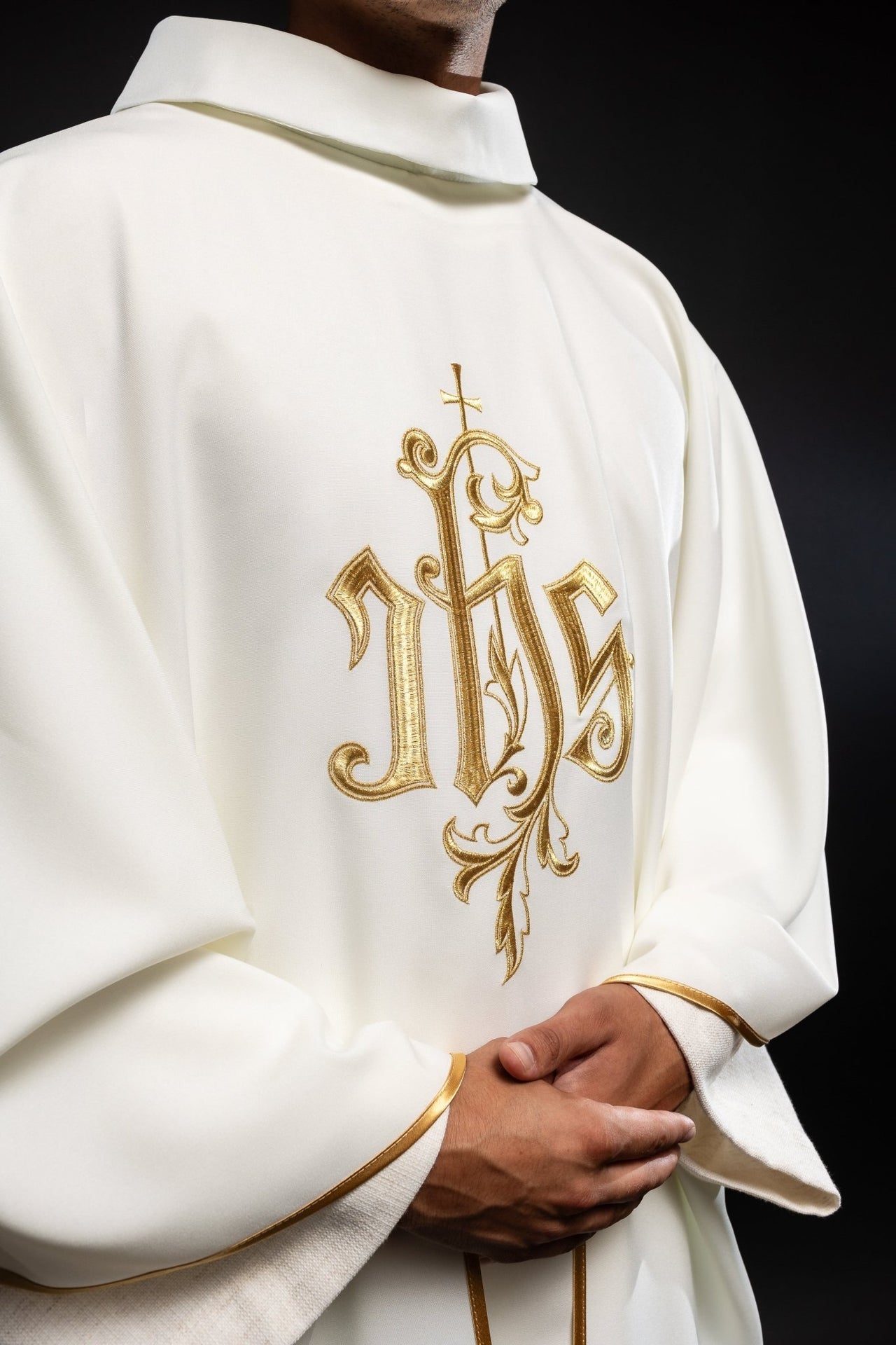 Ornat Kremowy ze Złotym Haftem IHS - Elegancki Strój Liturgiczny - alba.pl