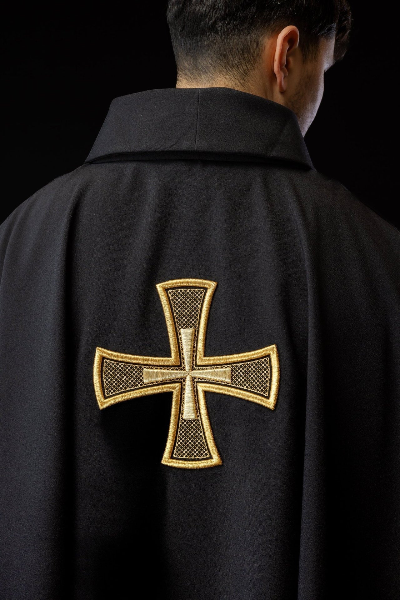 Ornat Liturgiczny Czarny IHS Haftowany Złotą Nicią - alba.pl