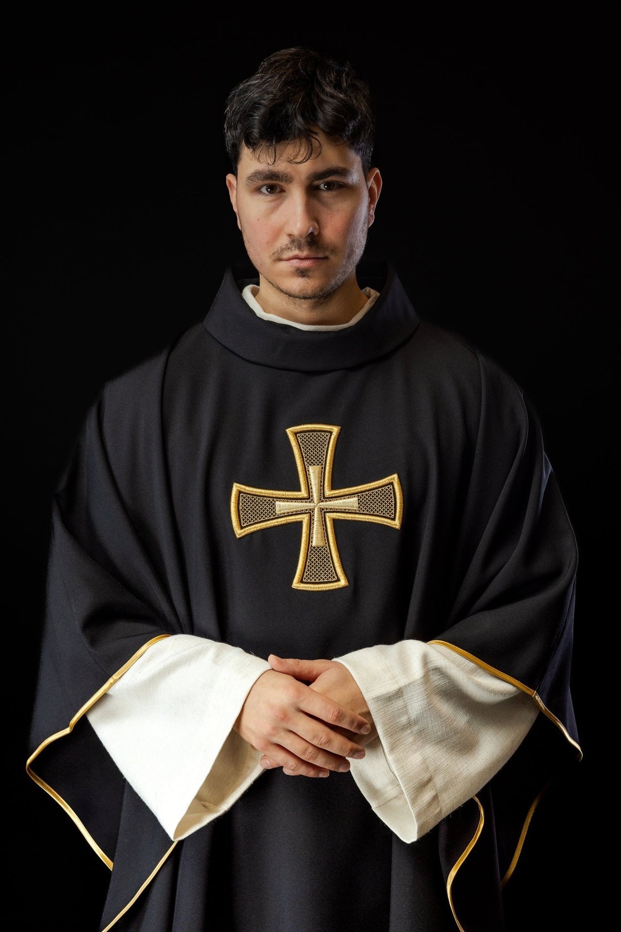 Ornat Liturgiczny Czarny IHS Haftowany Złotą Nicią - alba.pl