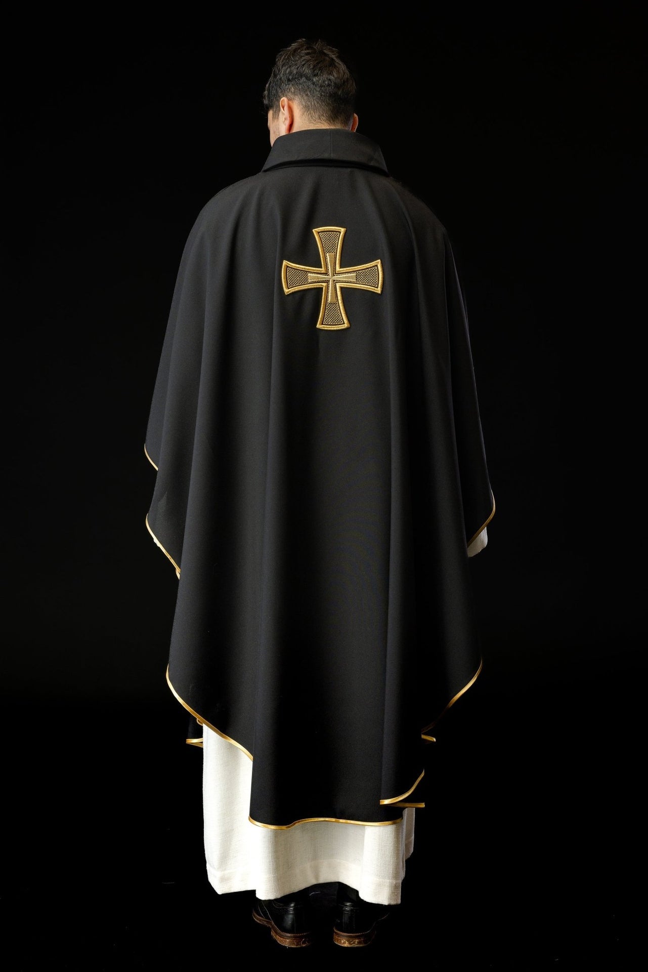 Ornat Liturgiczny Czarny IHS Haftowany Złotą Nicią - alba.pl
