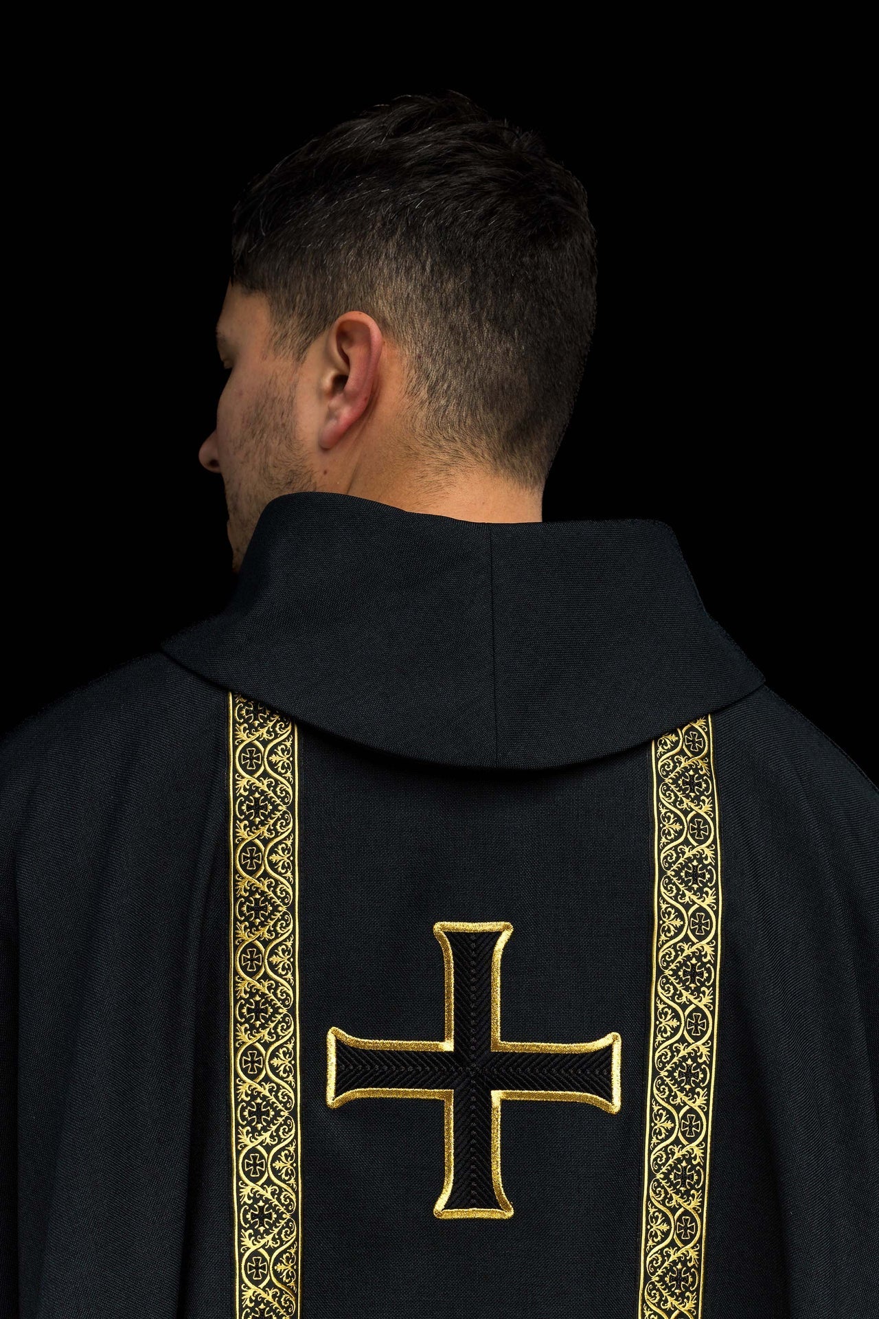 Ornat liturgiczny czarny z haftowanym krzyżem i taśmami żakardowymi - alba.pl