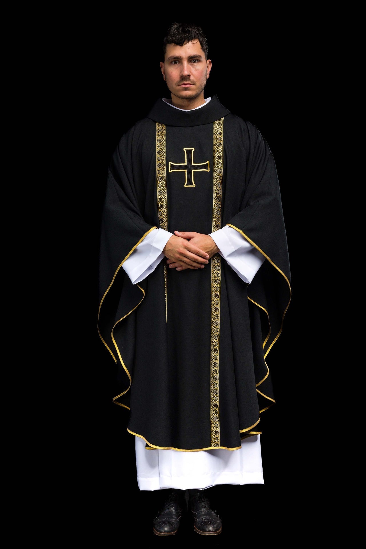 Ornat liturgiczny czarny z haftowanym krzyżem i taśmami żakardowymi - alba.pl