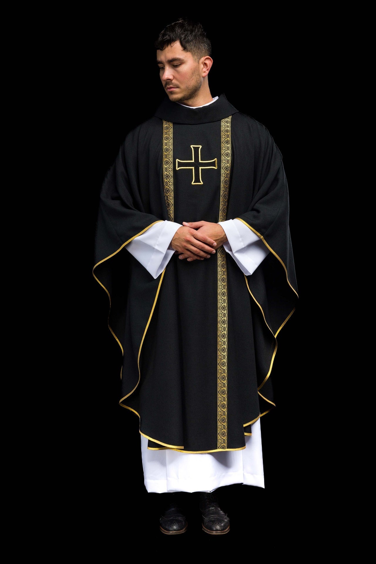 Ornat liturgiczny czarny z haftowanym krzyżem i taśmami żakardowymi - alba.pl