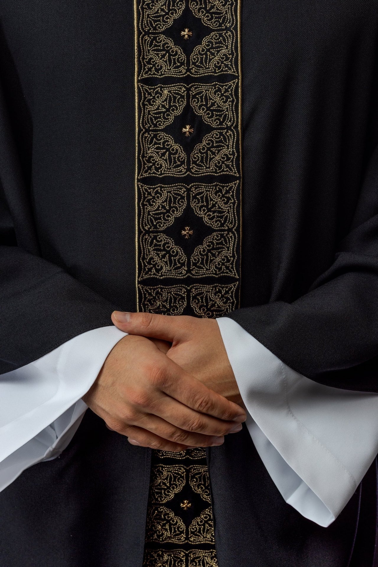 Ornat Liturgiczny Czarny z Haftowanym Pasem i Stułą - alba.pl