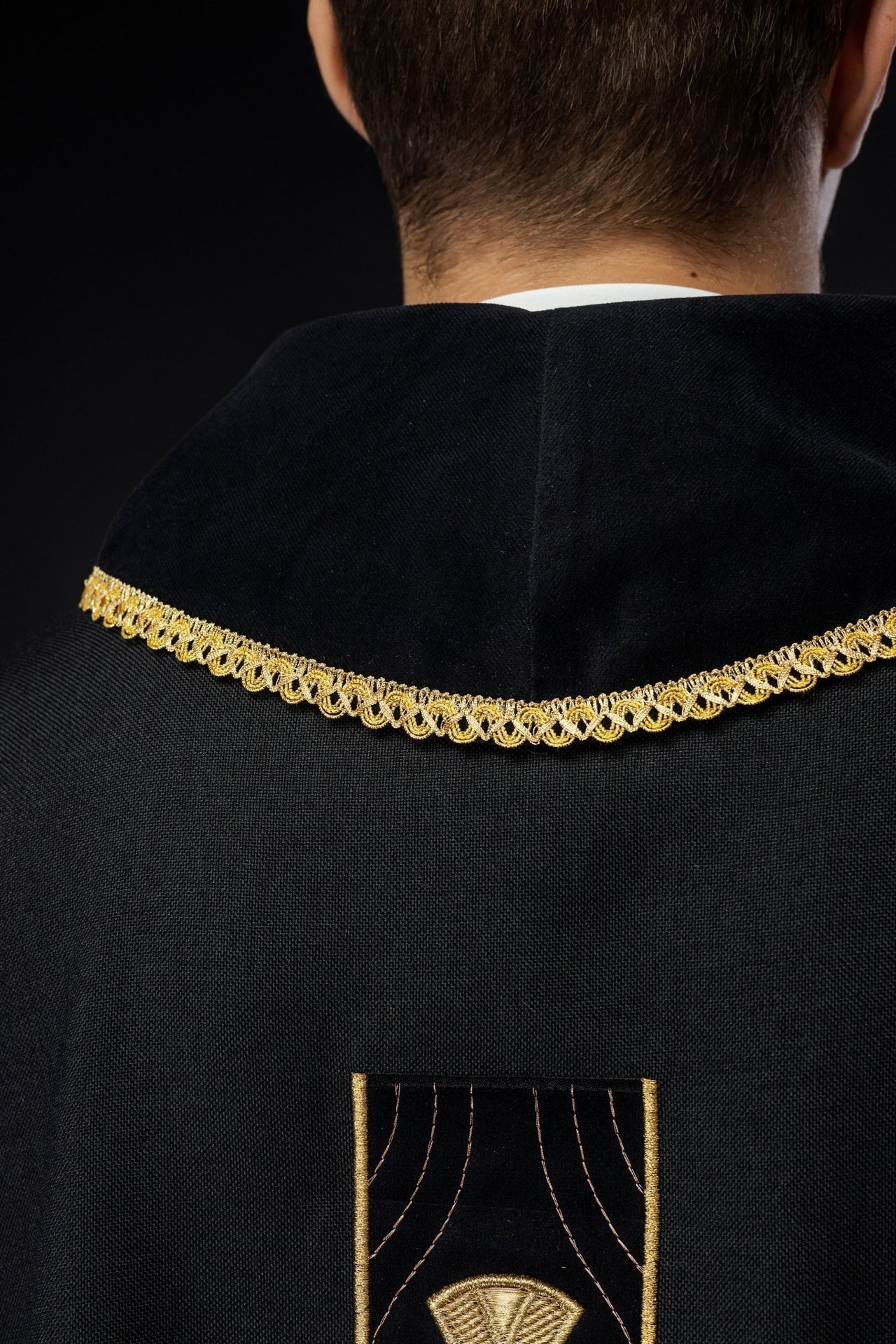 Ornat Liturgiczny Czarny ze Złotym Haftem Krzyży i Lamówką - alba.pl