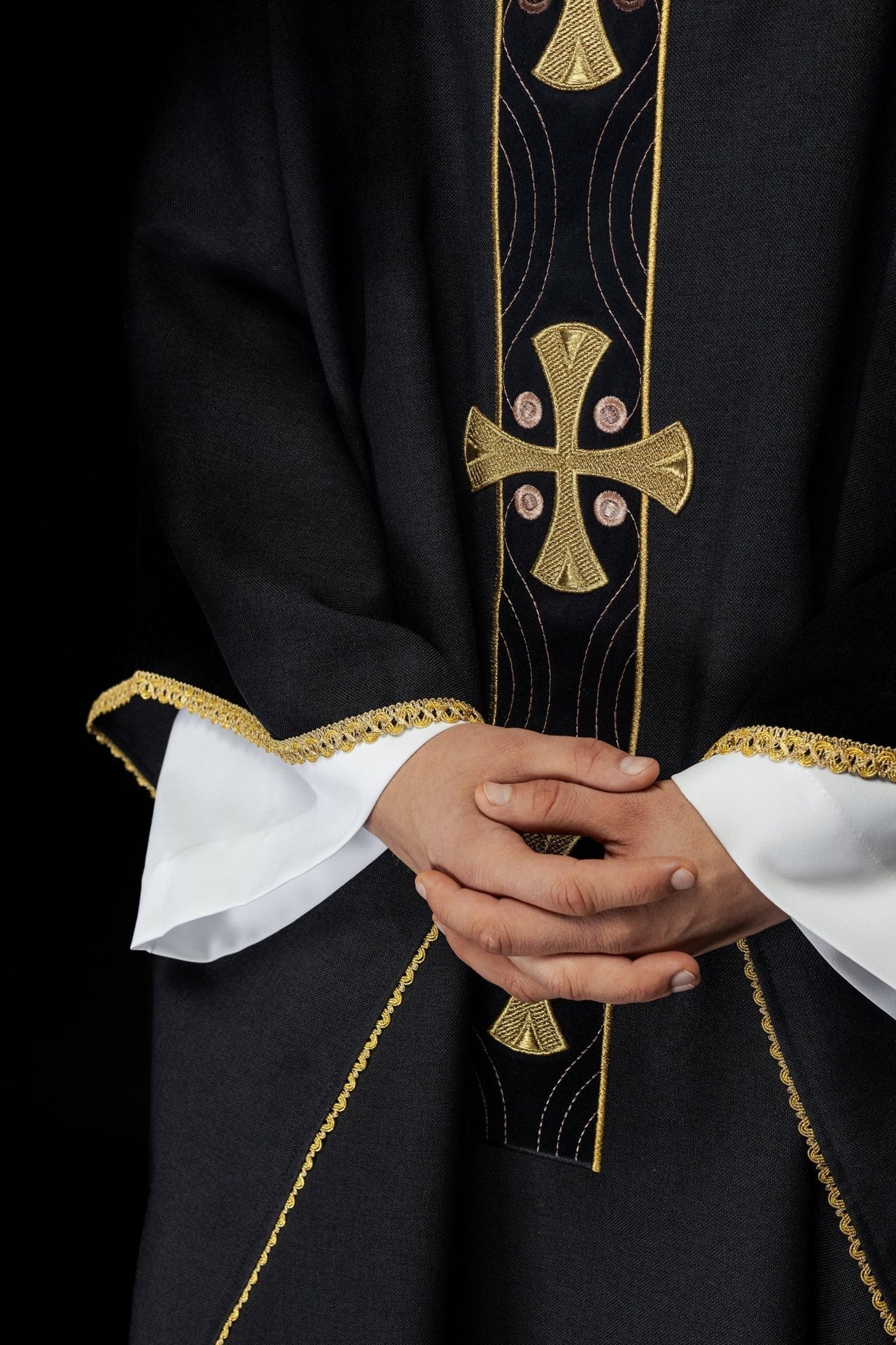 Ornat Liturgiczny Czarny ze Złotym Haftem Krzyży i Lamówką - alba.pl