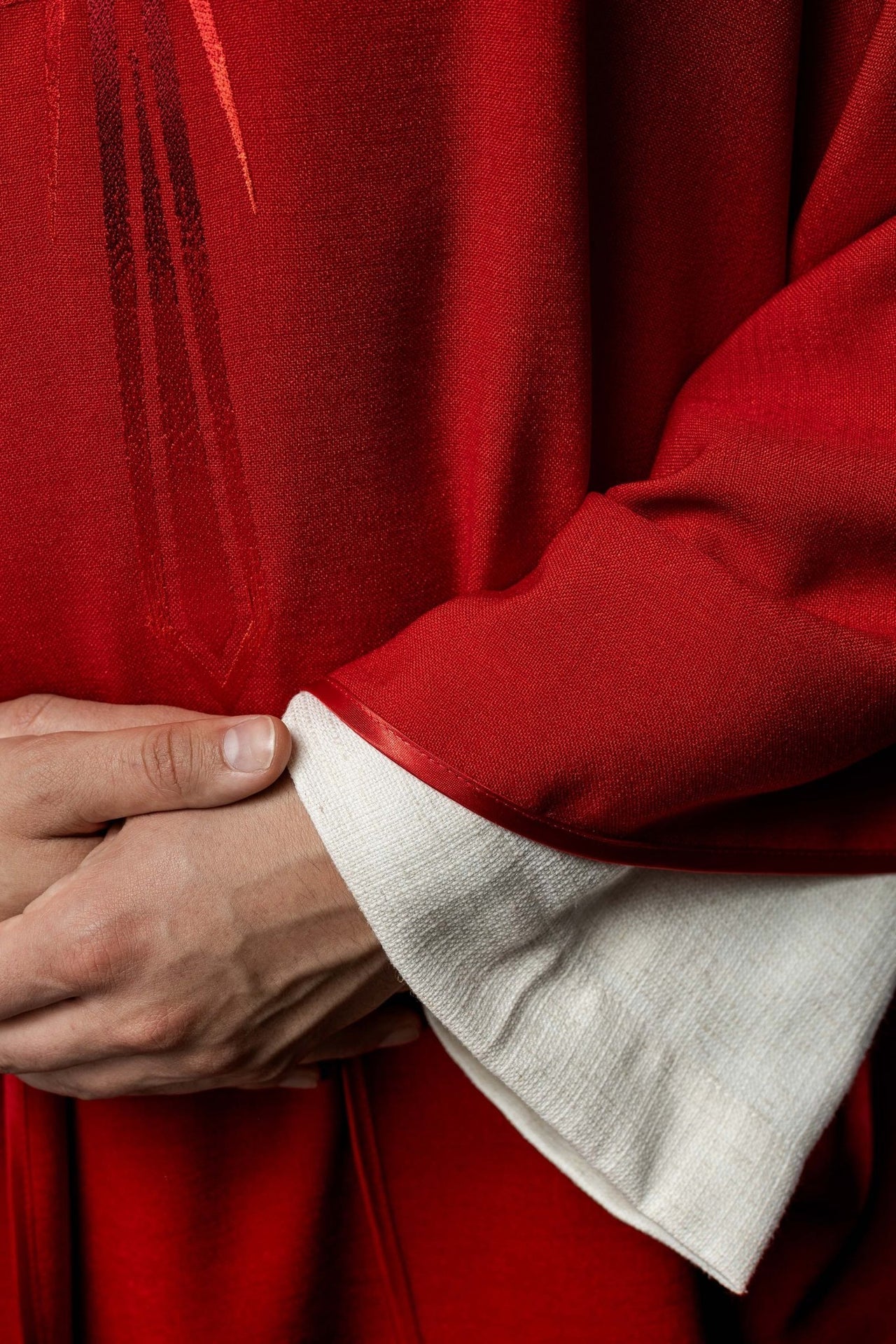 Ornat Liturgiczny Czerwony Haftowany Krzyżem - Alba Tradycja - alba.pl