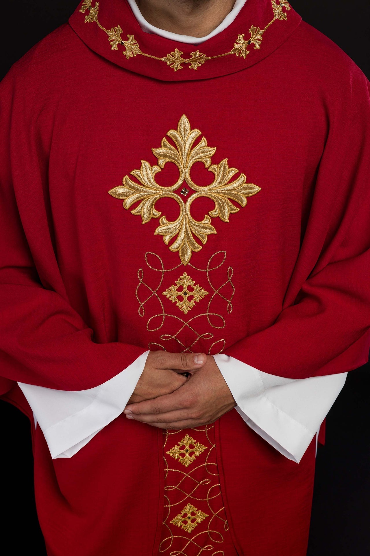 Ornat Liturgiczny Czerwony Haftowany Sznurkiem i Kamieniami - alba.pl