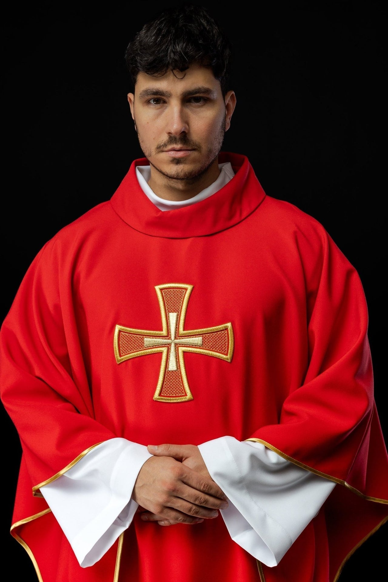 Ornat Liturgiczny Czerwony IHS Haftowany Krzyżem Złotą Nicią - alba.pl