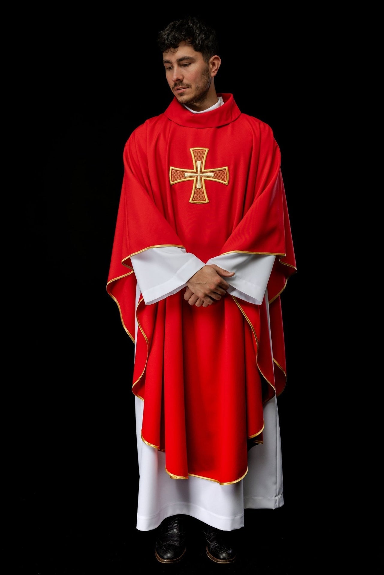 Ornat Liturgiczny Czerwony IHS Haftowany Krzyżem Złotą Nicią - alba.pl