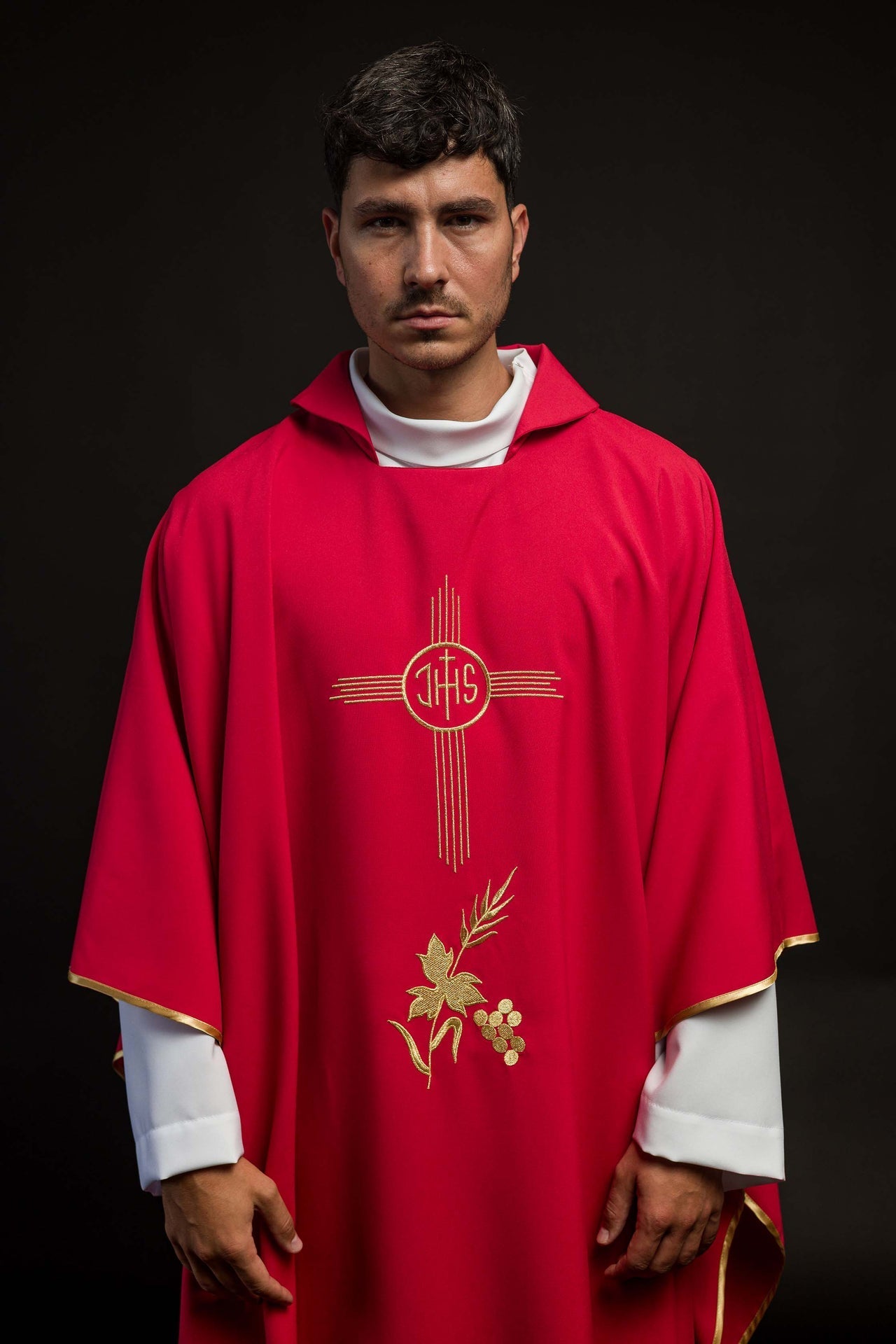 Ornat Liturgiczny Czerwony IHS Złoty Haft z Szerokim Kołnierzem - alba.pl