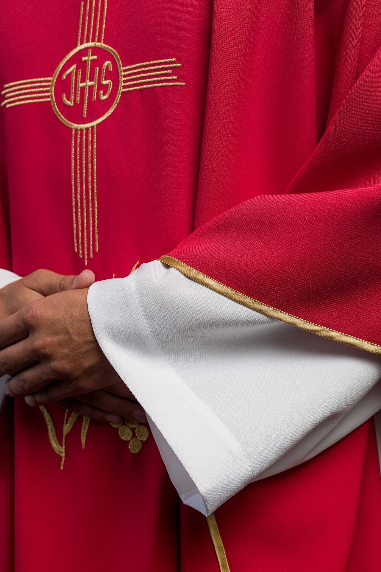 Ornat Liturgiczny Czerwony IHS Złoty Haft z Szerokim Kołnierzem - alba.pl