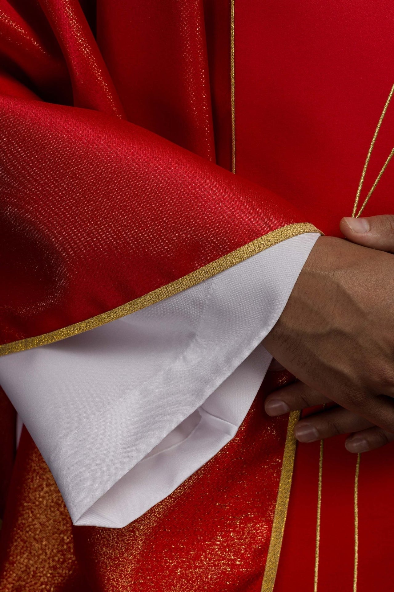 Ornat Liturgiczny Czerwony z Haftem Ducha Świętego - Elegancki i Bogaty - alba.pl