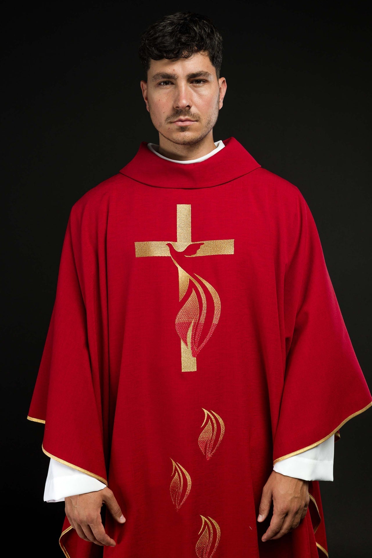 Ornat Liturgiczny Czerwony z Haftem Ducha Świętego i Złotą Lamówką - alba.pl