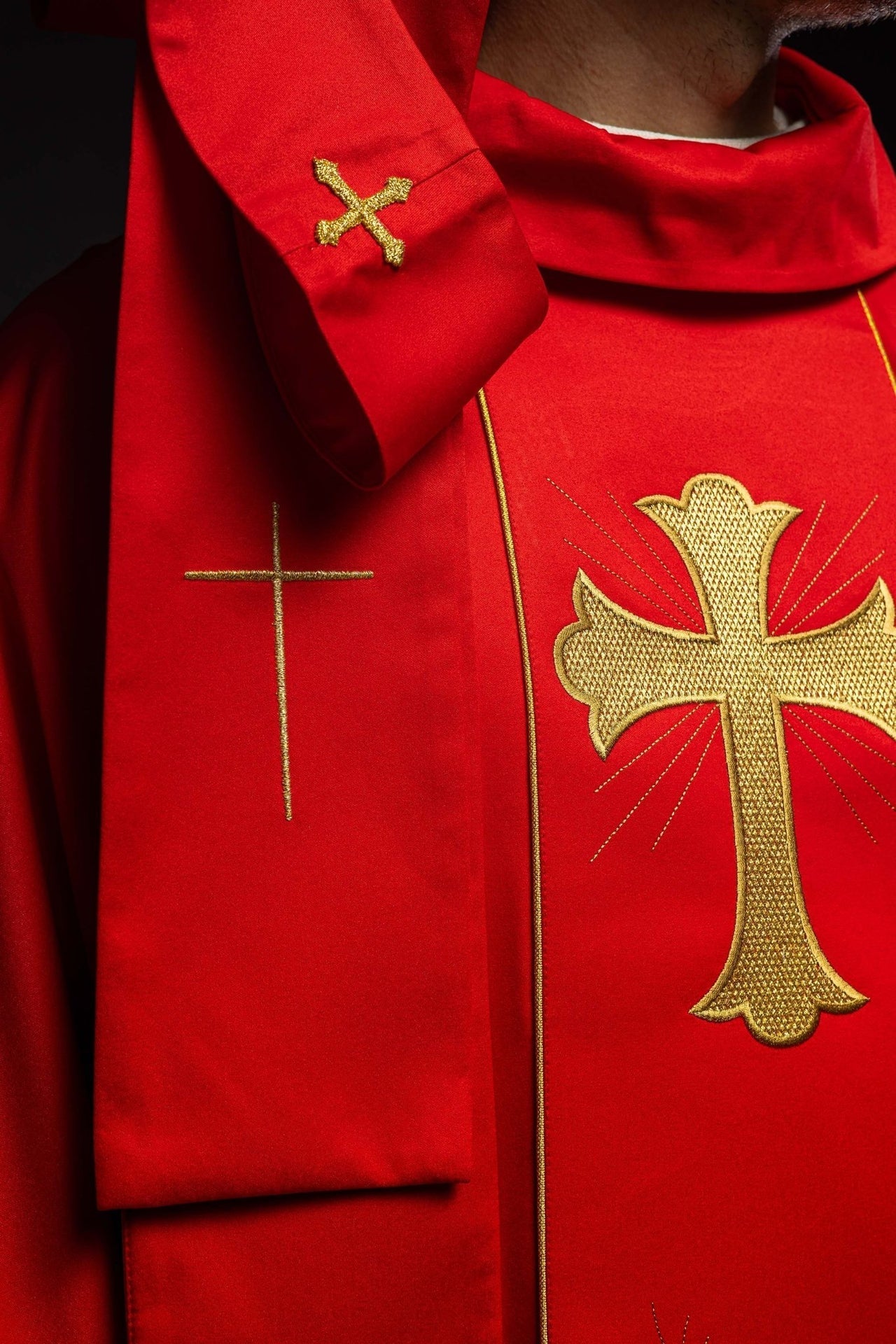 Ornat Liturgiczny Czerwony z Haftem Krzyża i Kłosów Złotych - alba.pl