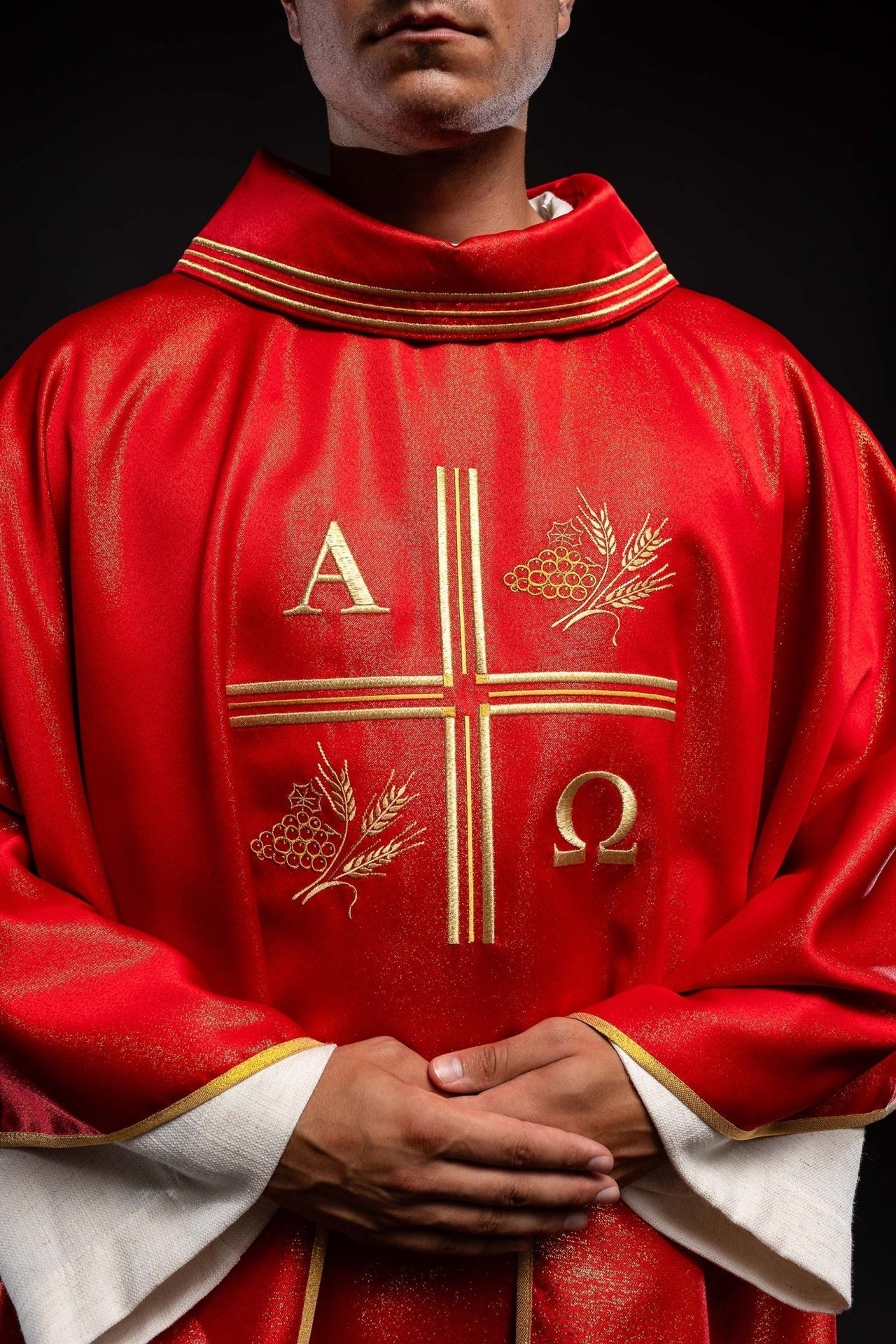 Ornat Liturgiczny Czerwony z Haftowanym Krzyżem Alfa i Omega - alba.pl