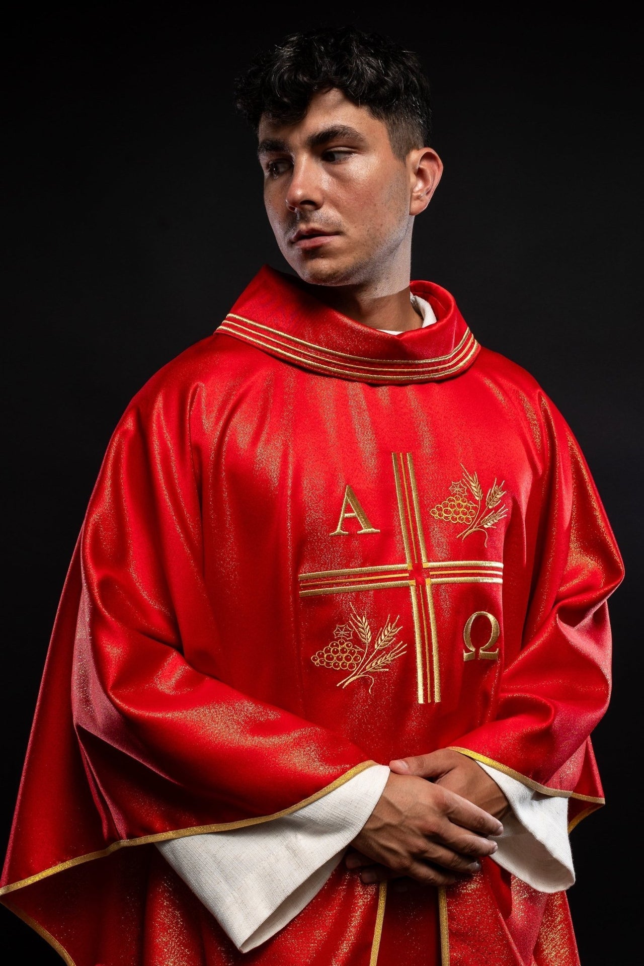 Ornat Liturgiczny Czerwony z Haftowanym Krzyżem Alfa i Omega - alba.pl